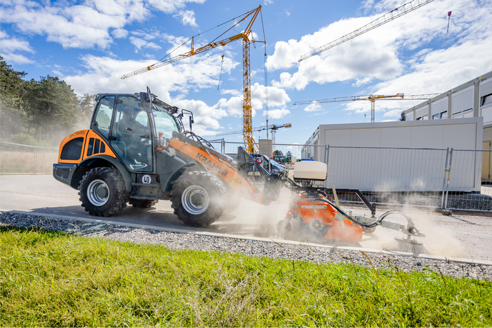 8085 mit Sonderlack Kommune und Tuchel Kehrmaschine 