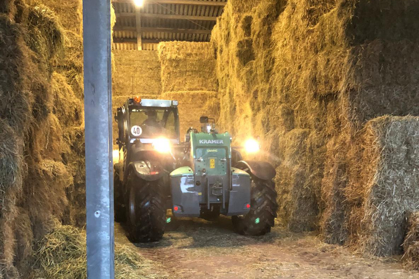 KT457 Manutention de balles de foin dans des espaces restreints