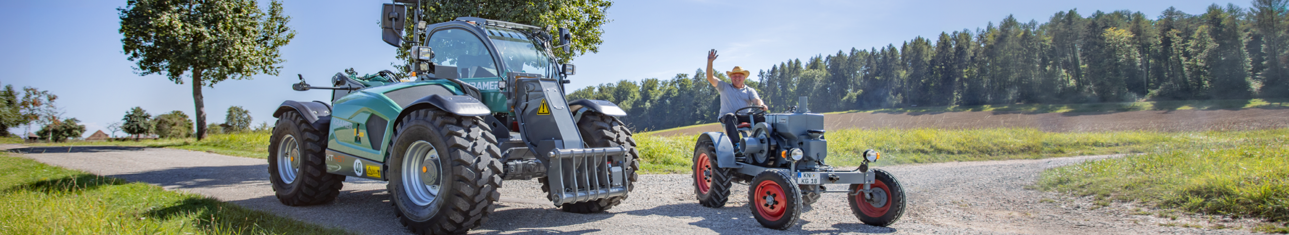 Kramer telescooplader en tractor op de weg