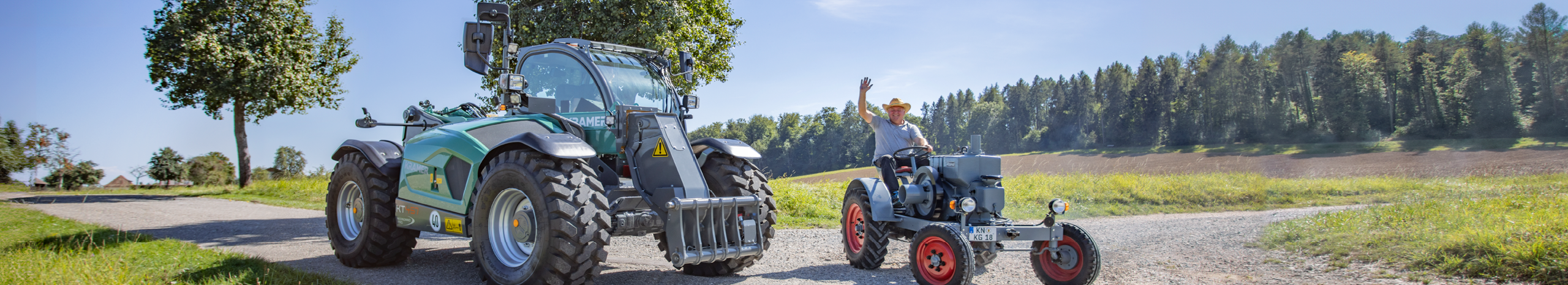 Kramer Teleskoplader und Traktor auf der Straße