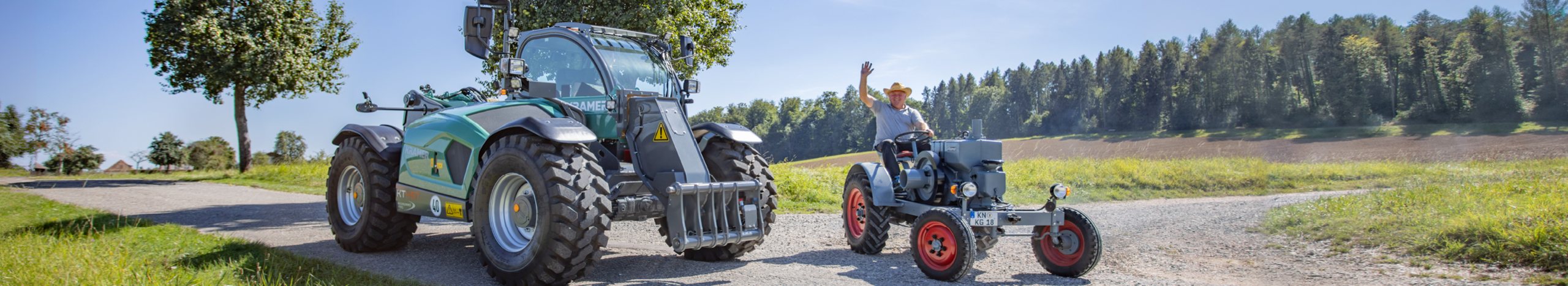 Kramer Teleskoplader und Traktor auf der Straße