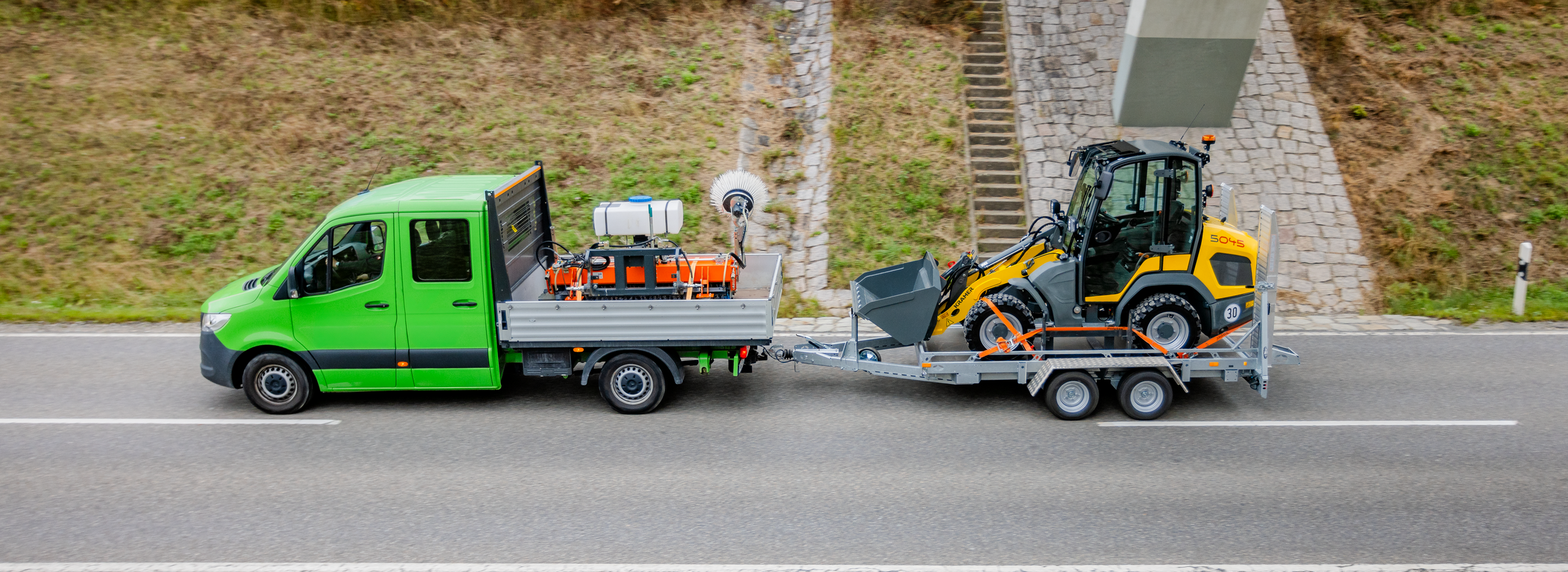 Radlader 5045 fährt auf Anhänger