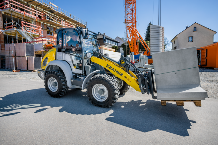 The fully electric Kramer wheel loader 5065e while transporting a pallet.