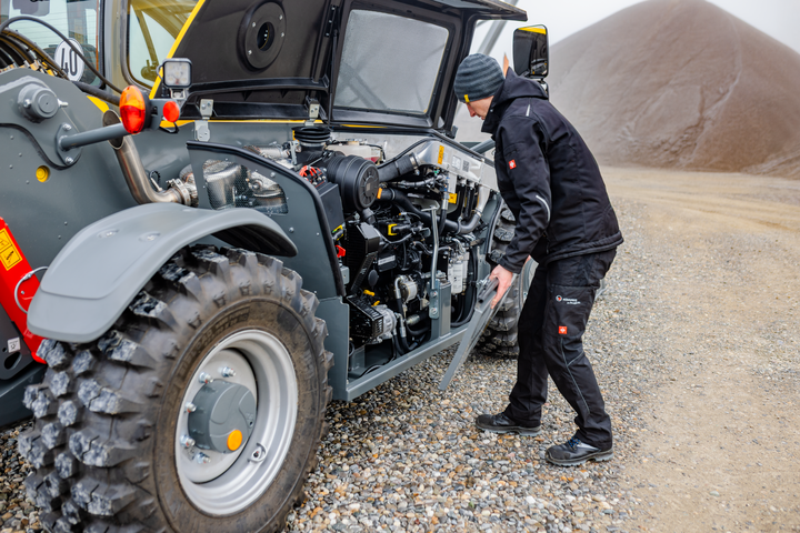 The Kramer 3106 telehandler has easy maintenance access.