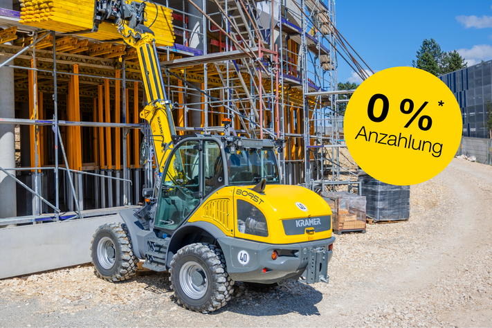 Kramer Teleskopradlader 8095T hebt Paletten auf einer Baustelle