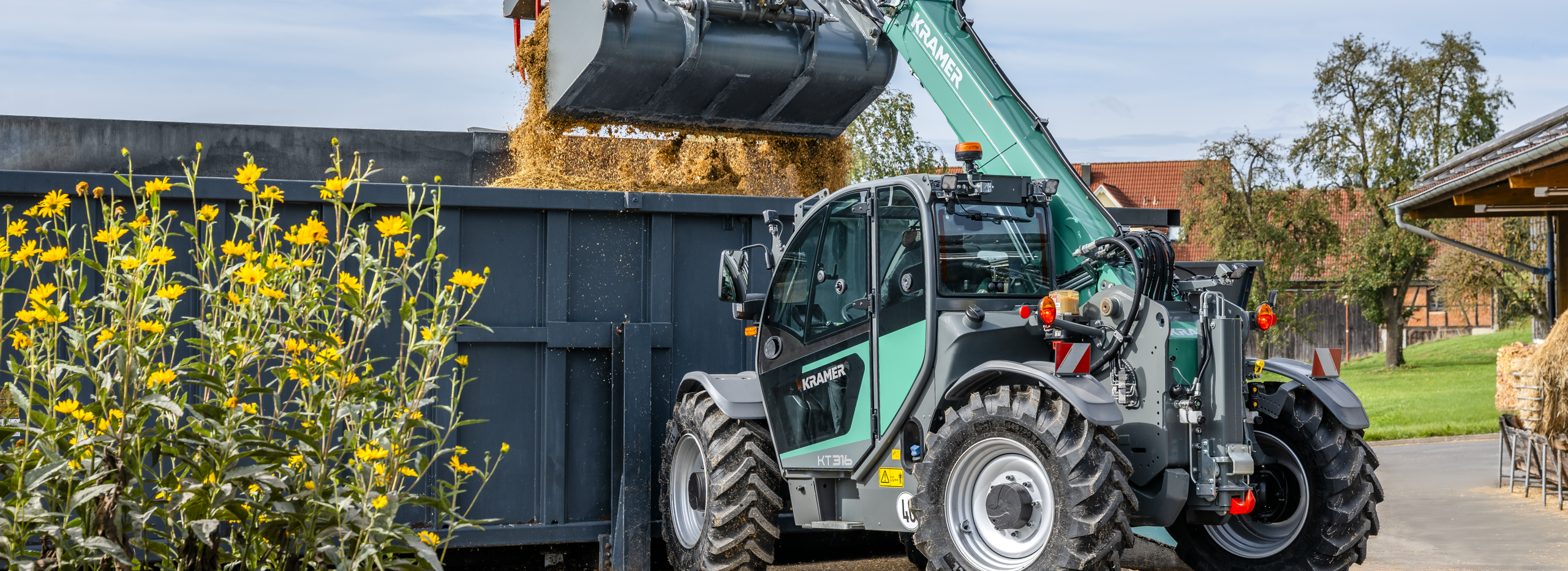 Teleskoplader KT316 belädt einen Container