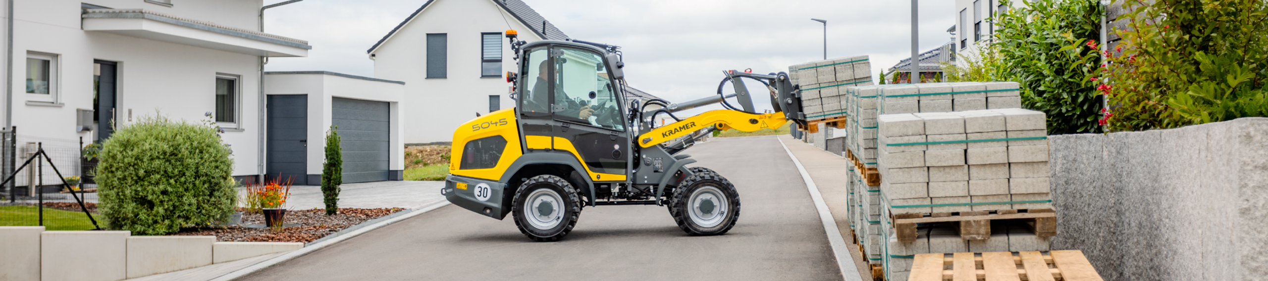 Radlader 5045 fährt auf Anhänger