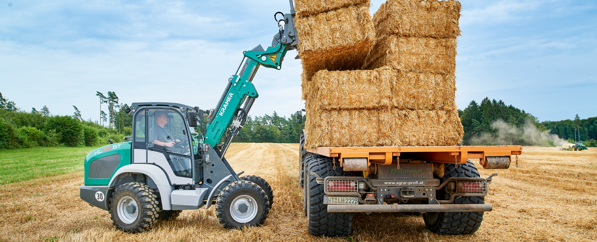 The Kramer telescopic wheel loader KL25.5T while stacking straw.