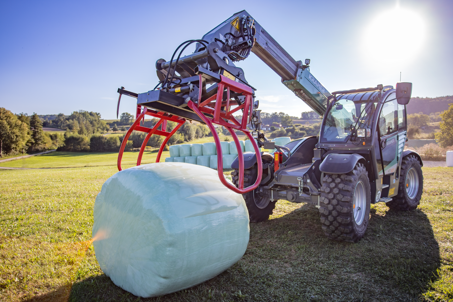 Optimal use of the KT307 with the bale grapple.