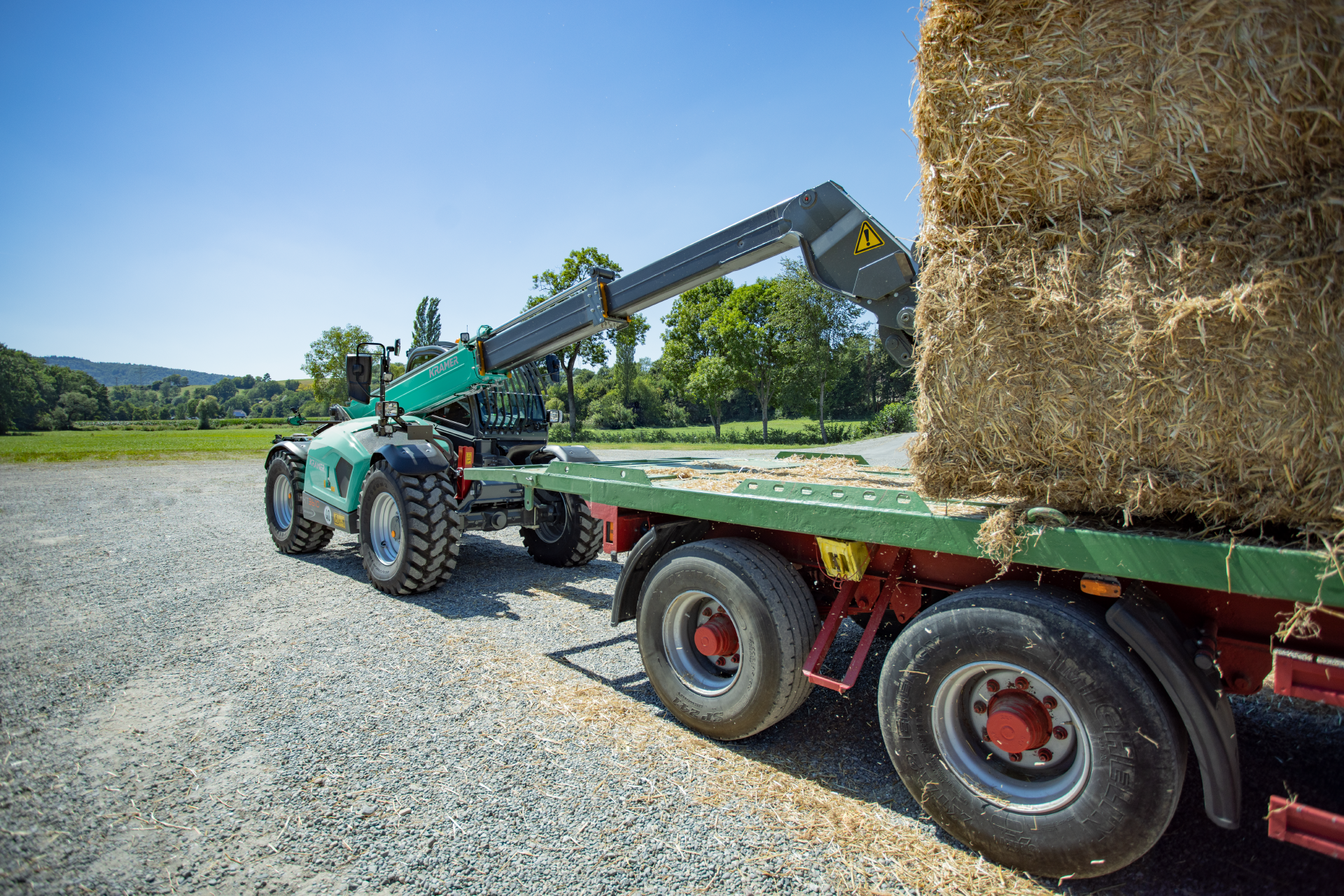 With its 10 metre stacking height, the KT3610 easily reaches all straw bales.