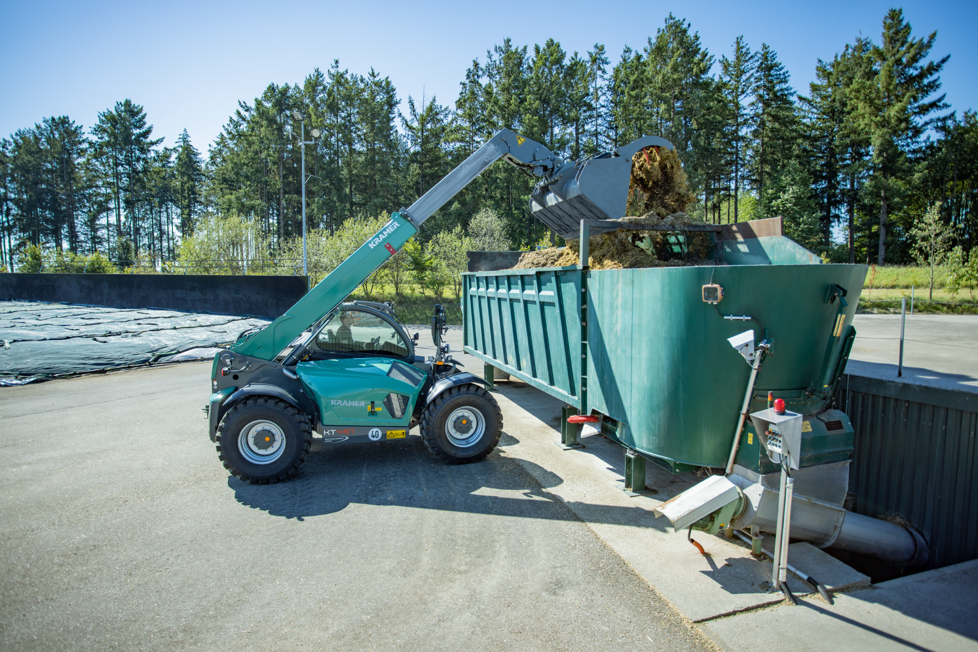 Loading a container is simple and straightforward with the Kramer KT457.
