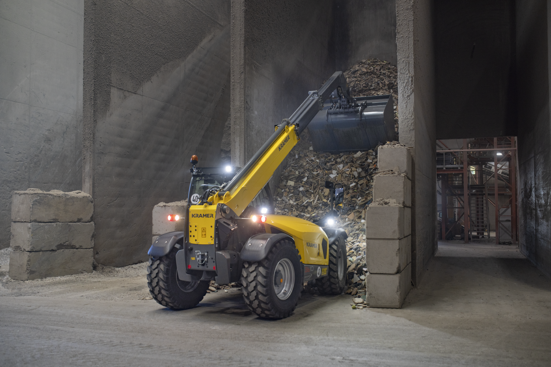 The Kramer telehandler 3610 while recycling work.