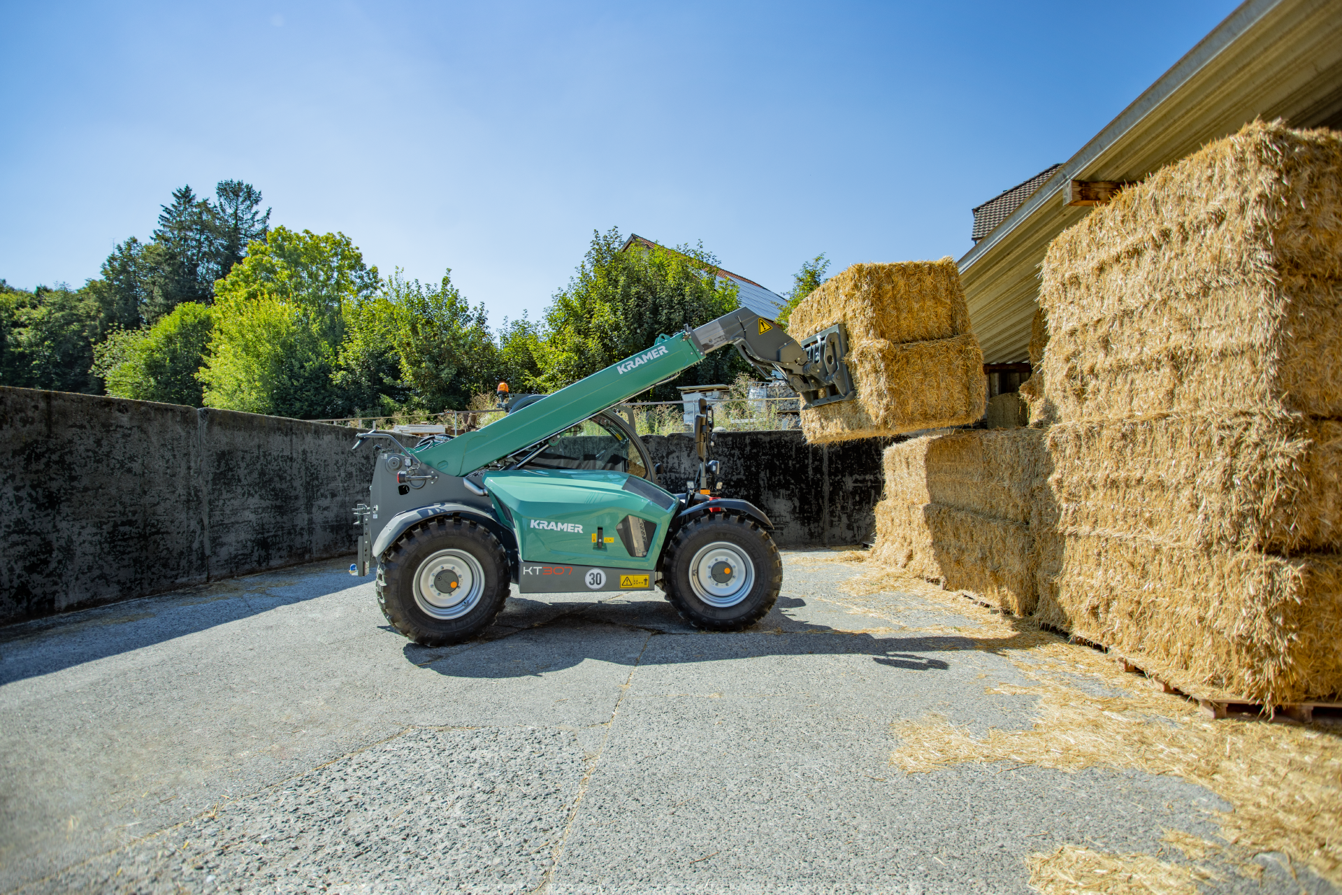 The Kramer KT307 telehandler while straw handling.