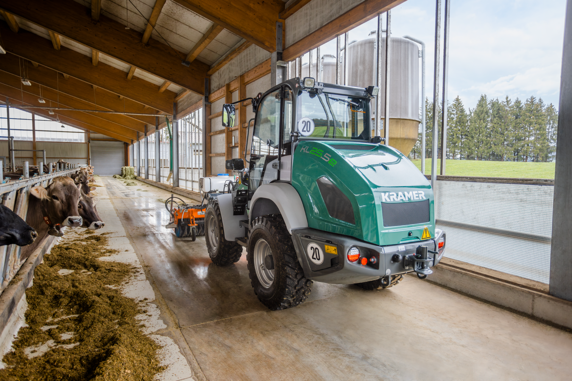 The fully electric Kramer wheel loader KL25.5e while cleaning a stable.