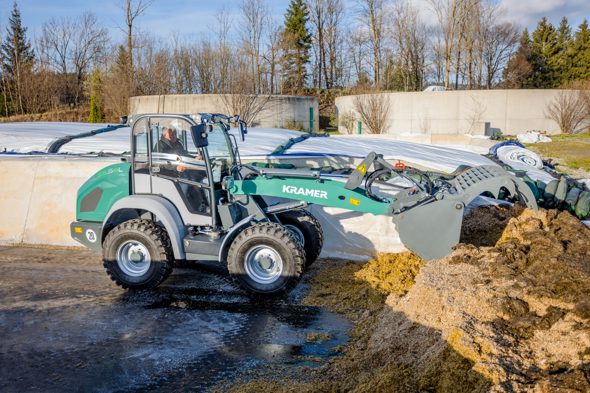 The fully electric Kramer wheel loader KL25.5e while silage work.