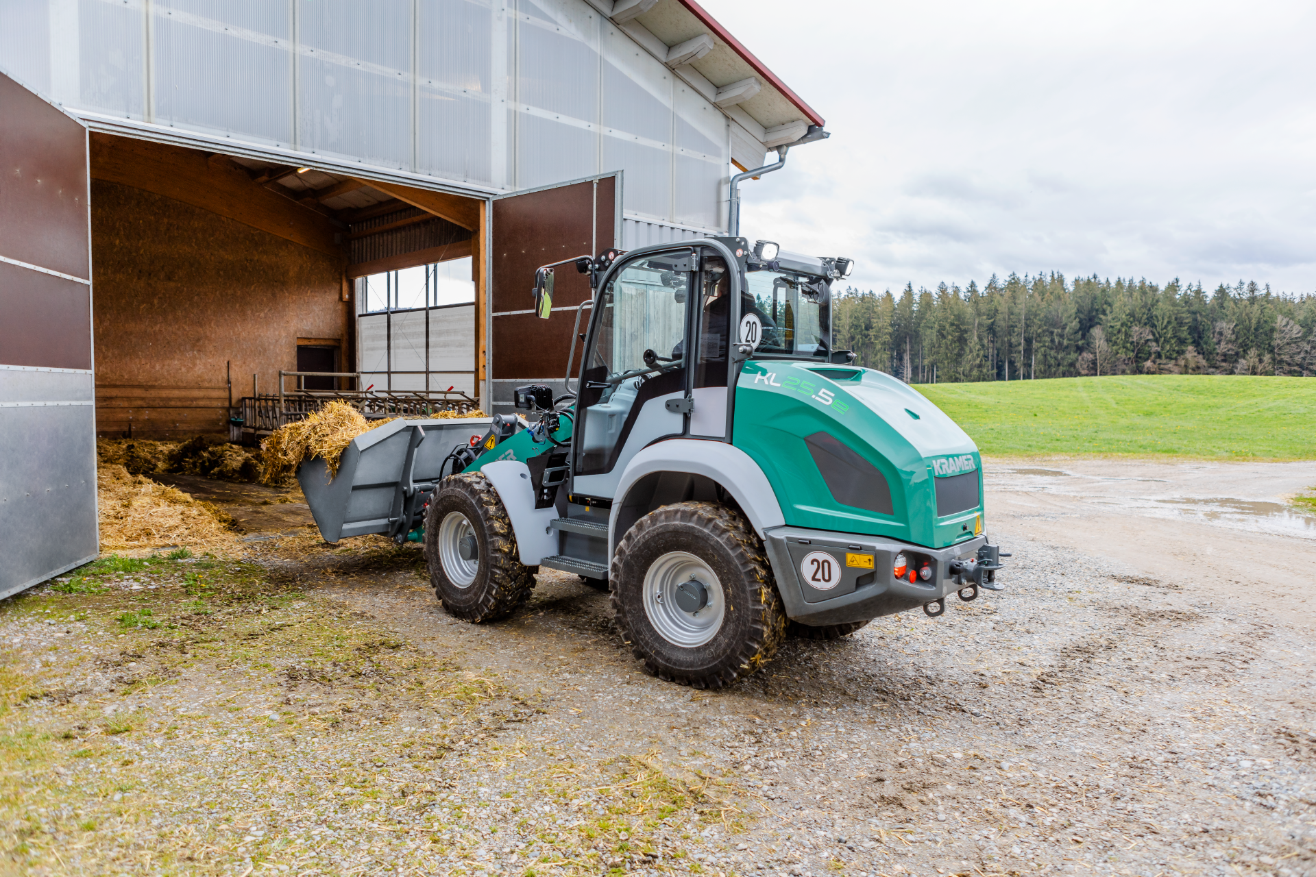 The fully electric Kramer wheel loader KL25.5e while mucking out a stable.