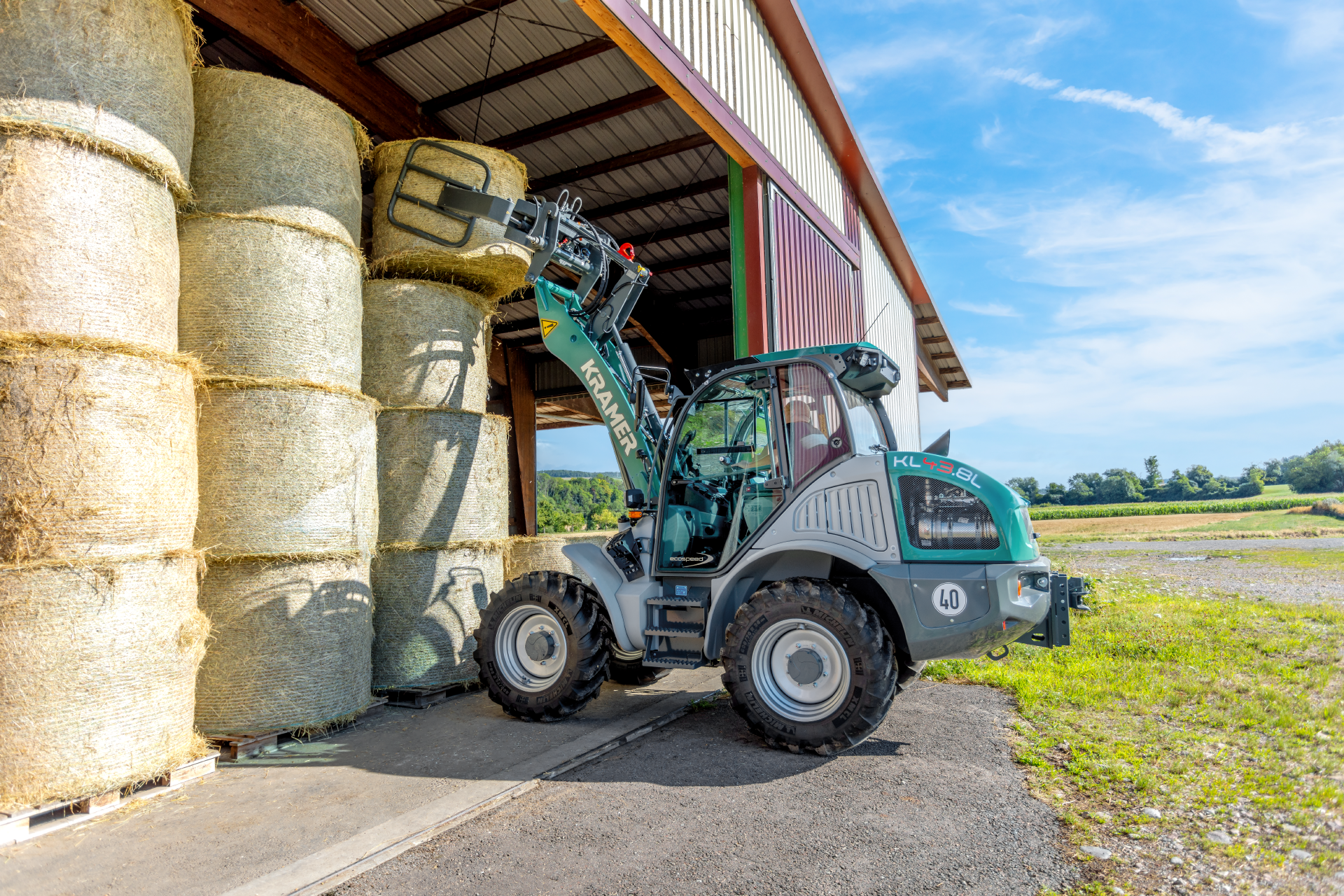 The Kramer wheel loader KL43.8 while stacking straw.