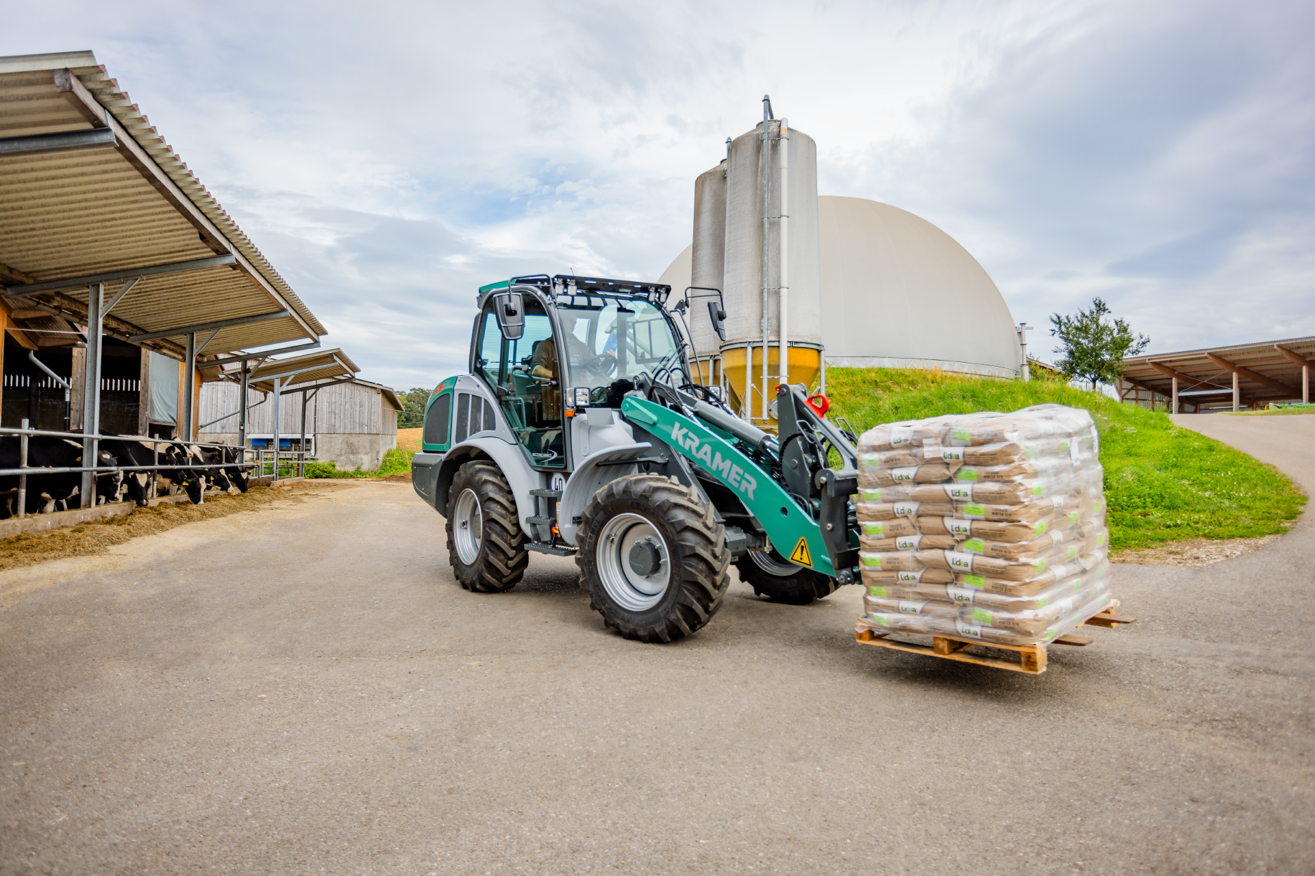 The Kramer wheel loader KL43.8 while transporting pallets.