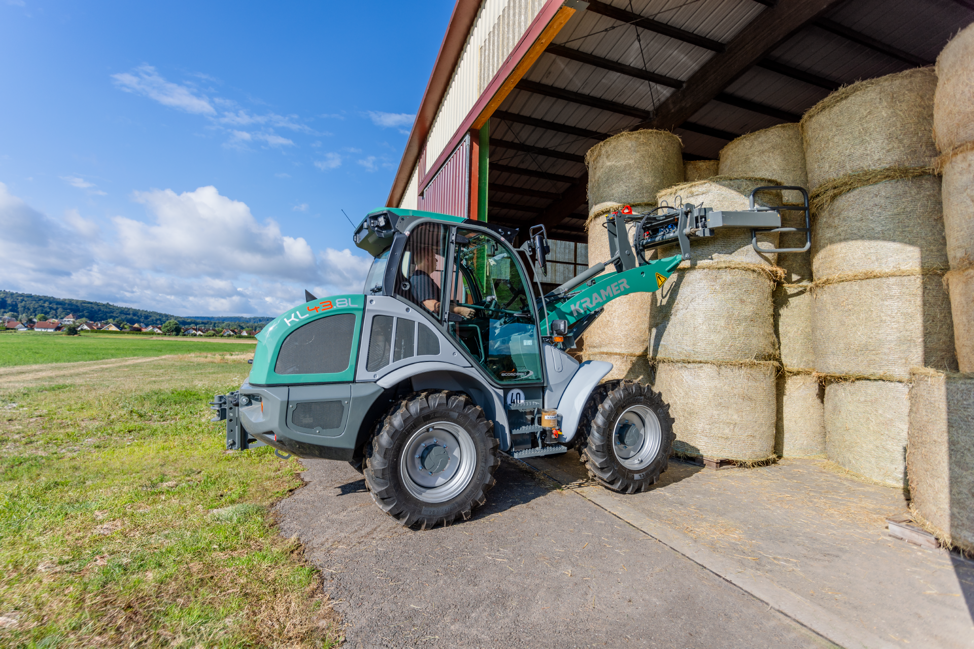 The Kramer wheel loader KL43.8 while stacking straw.