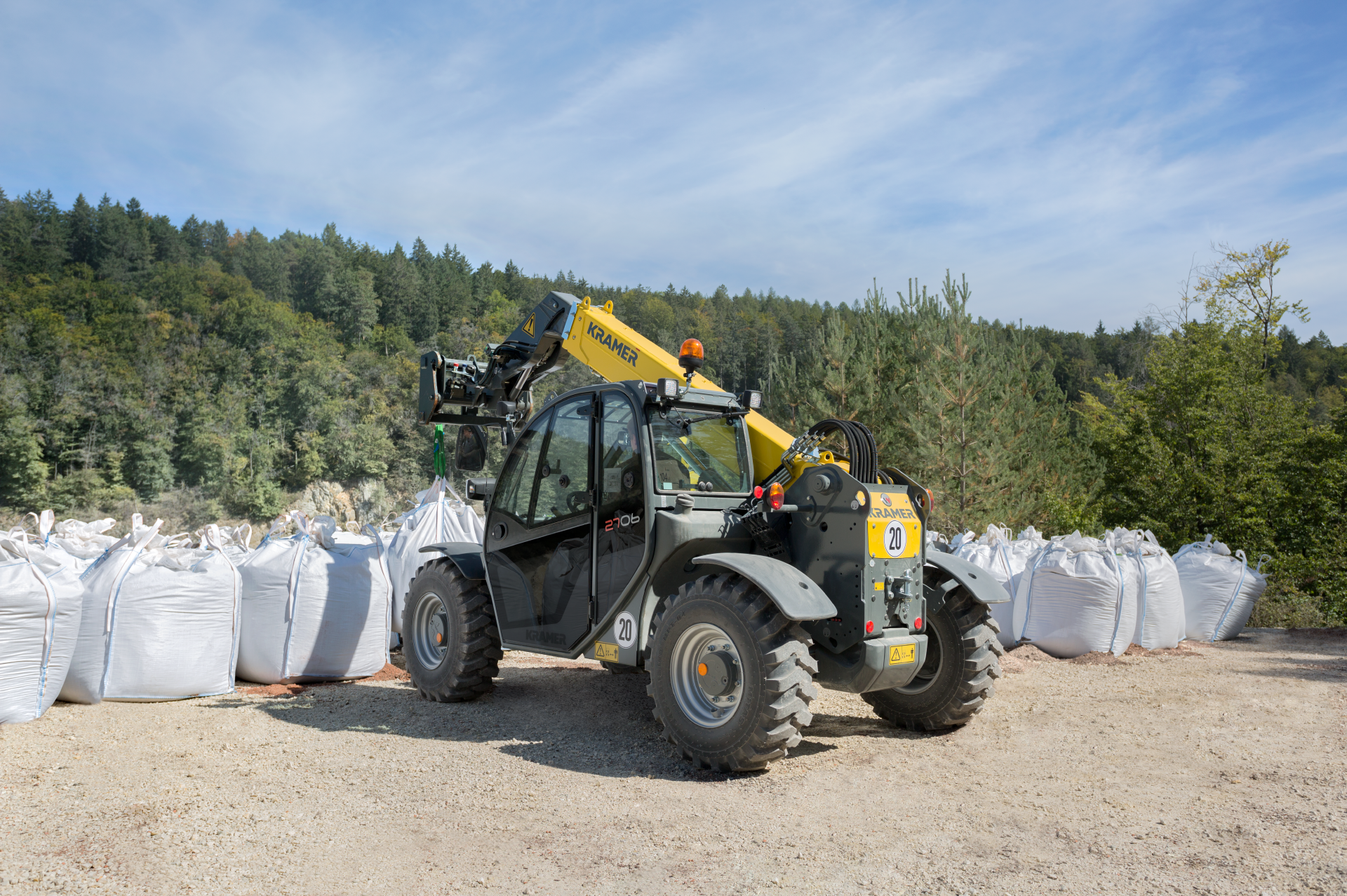 The efficient compact genius 2706 while loading big bags.