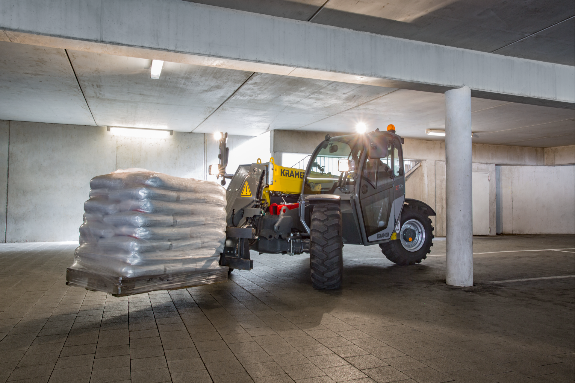 The efficient compact genius 2706 while transporting a pallet in the underground car park.