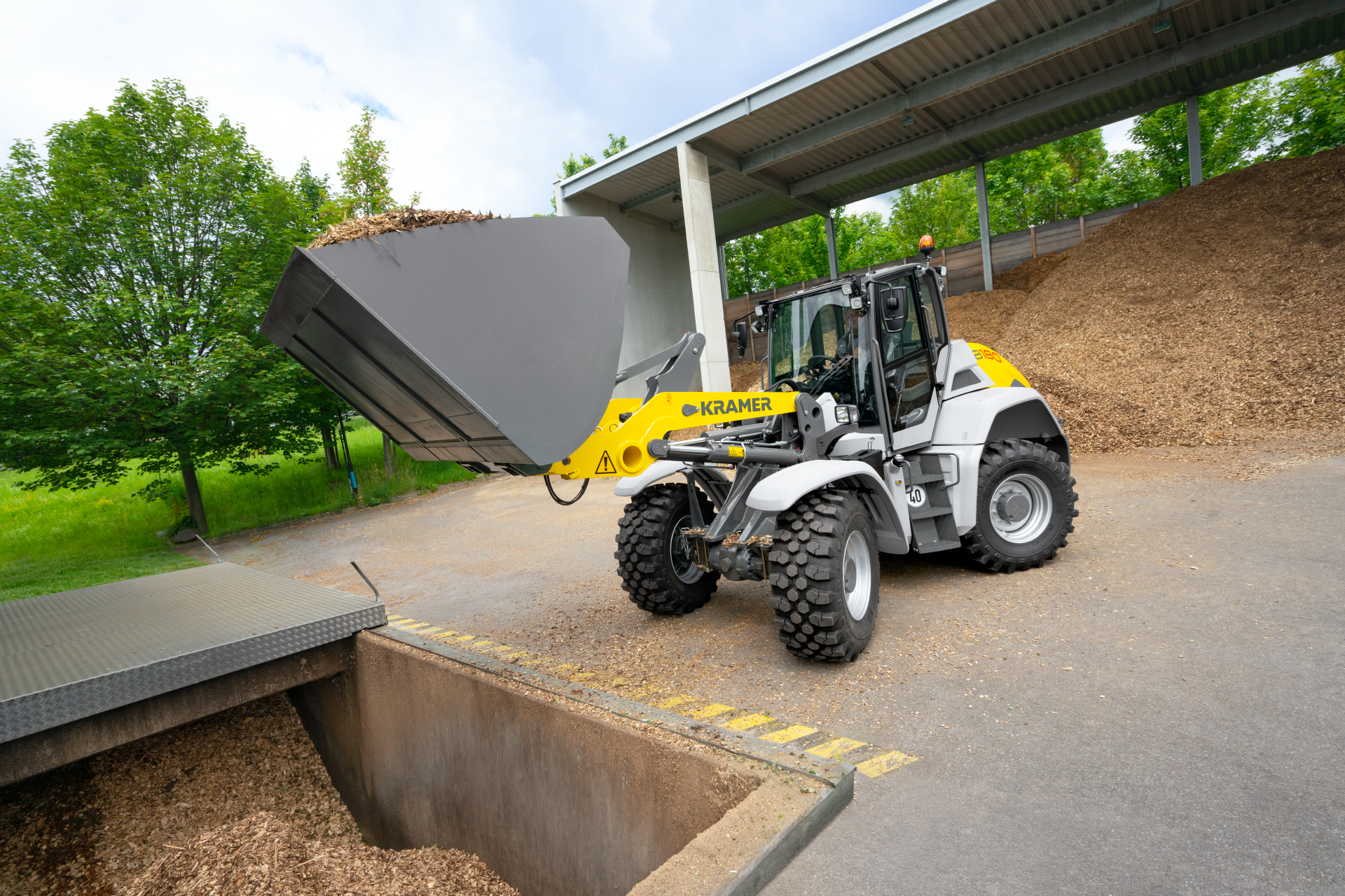 The robust 8180 with maximum performance while loading bulk material.