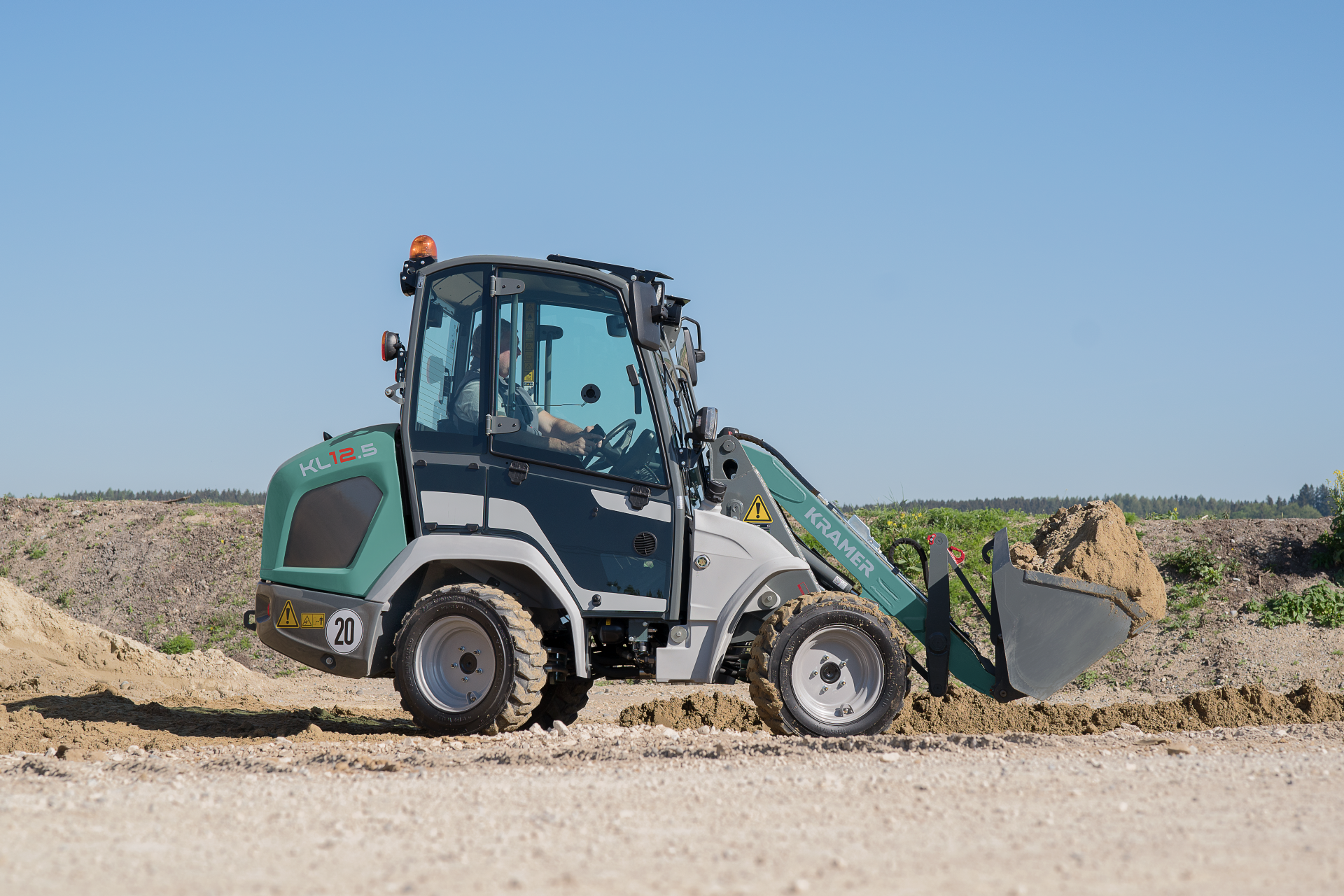 The compact KL12.5 while transporting gravel.