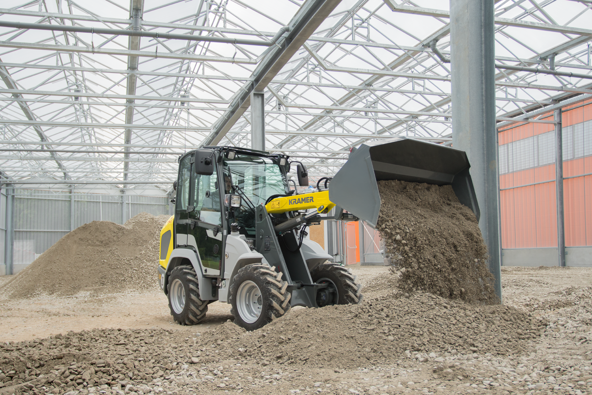 The compact 5040 while pouring out gravel.