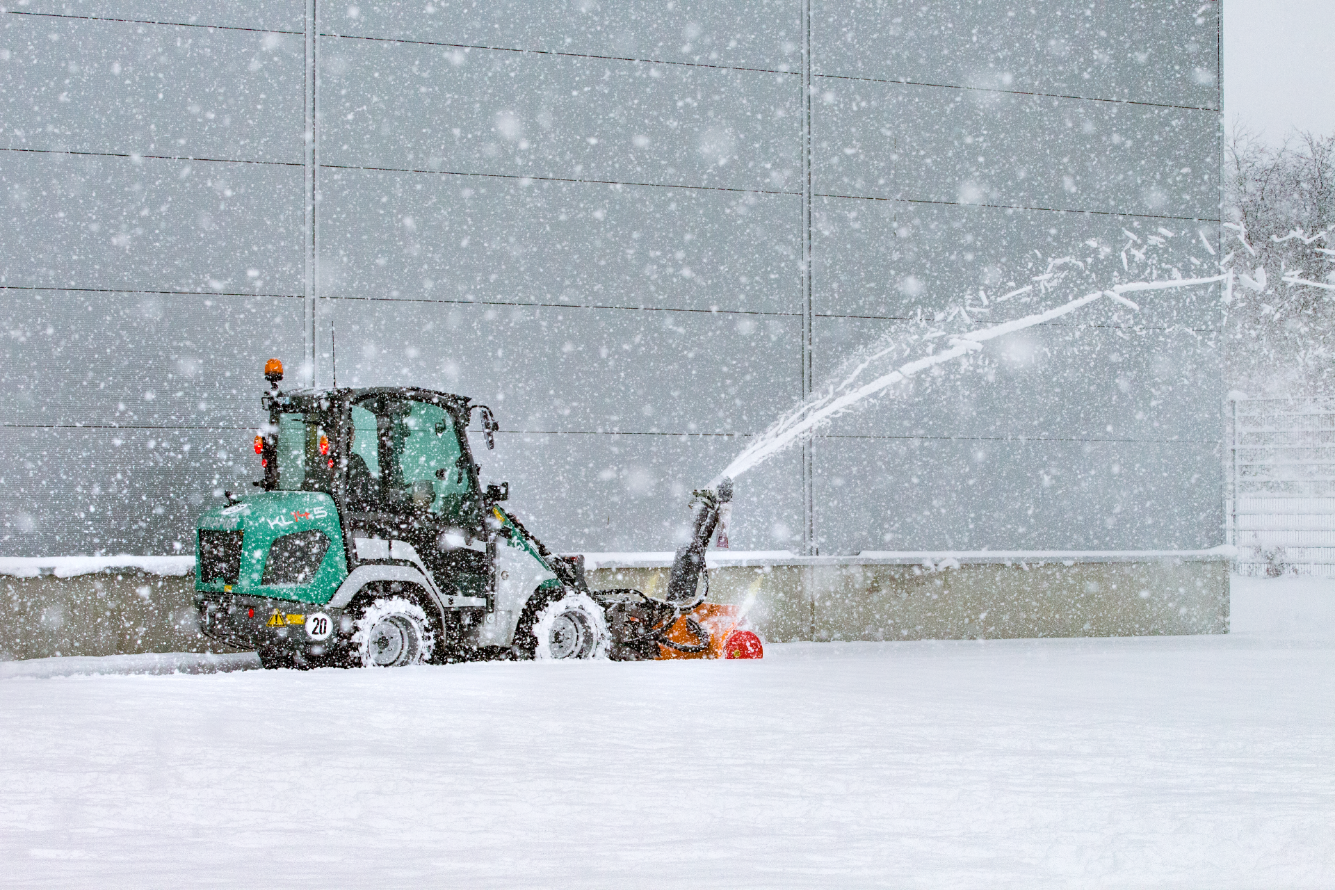 The Kramer wheel loader KL14.5 in winter action.