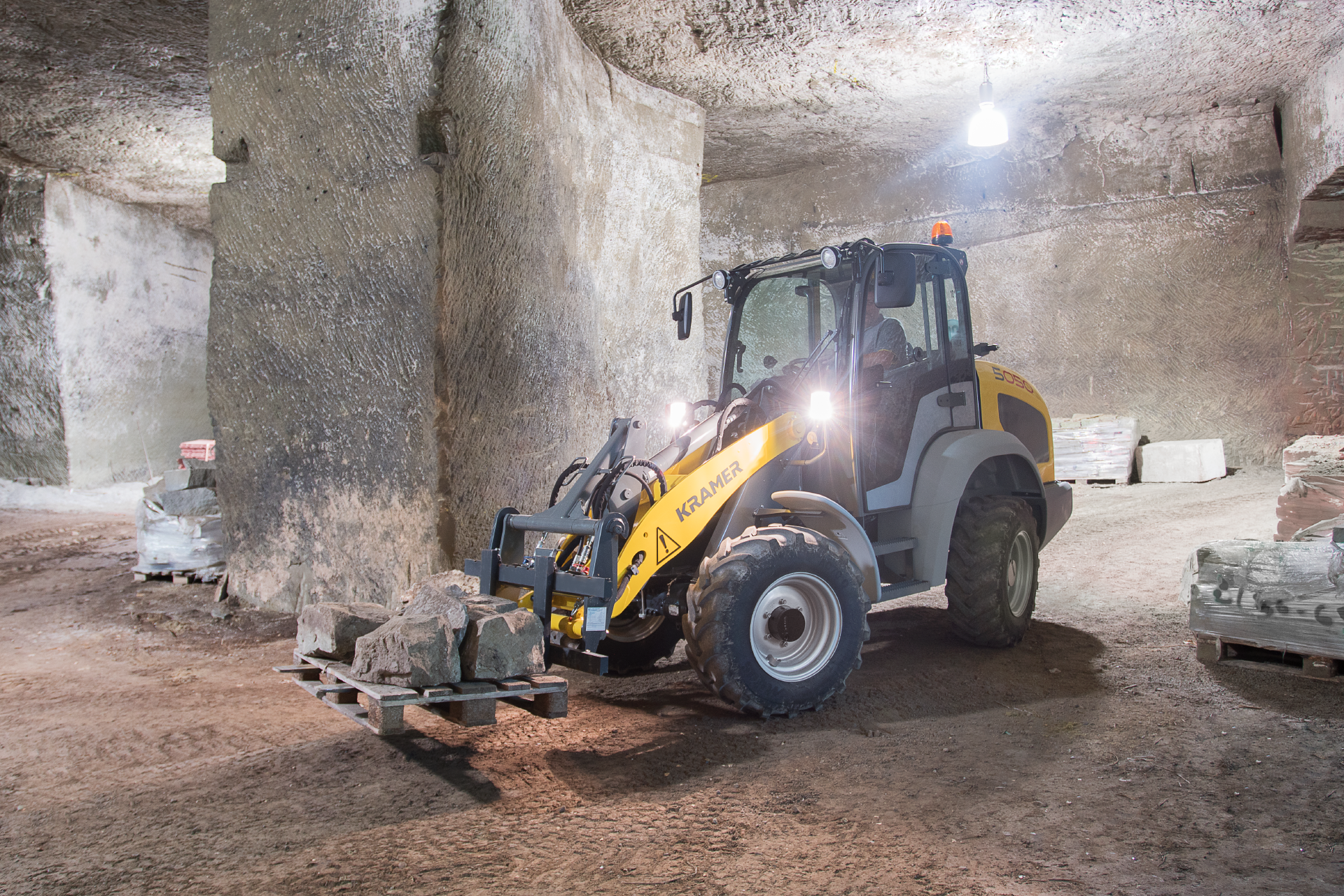 The Kramer wheel loader 5050 while transporting huge stones on a pallet.