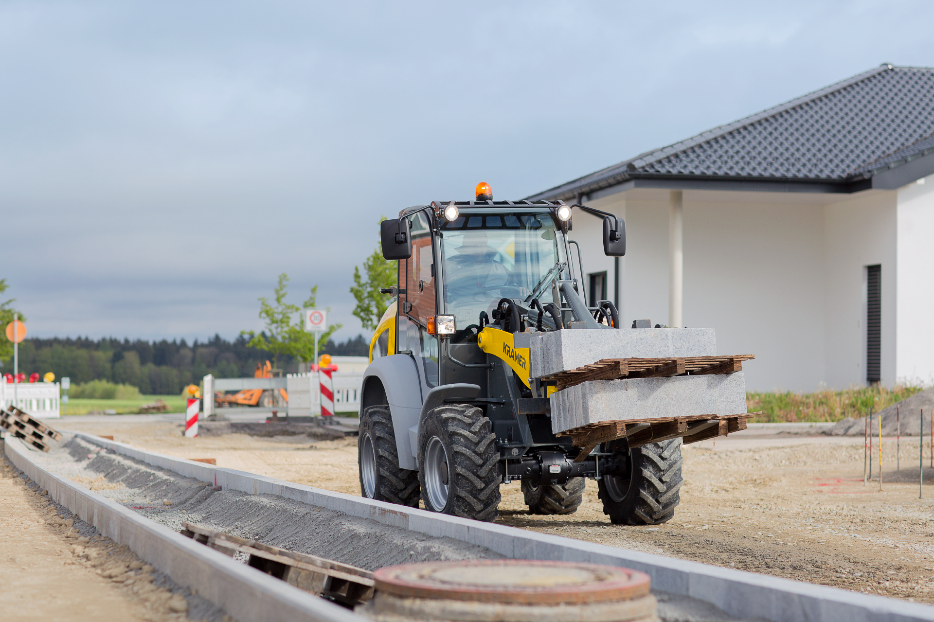 The Kramer wheel loader 5050 while transporting a stone pallet.