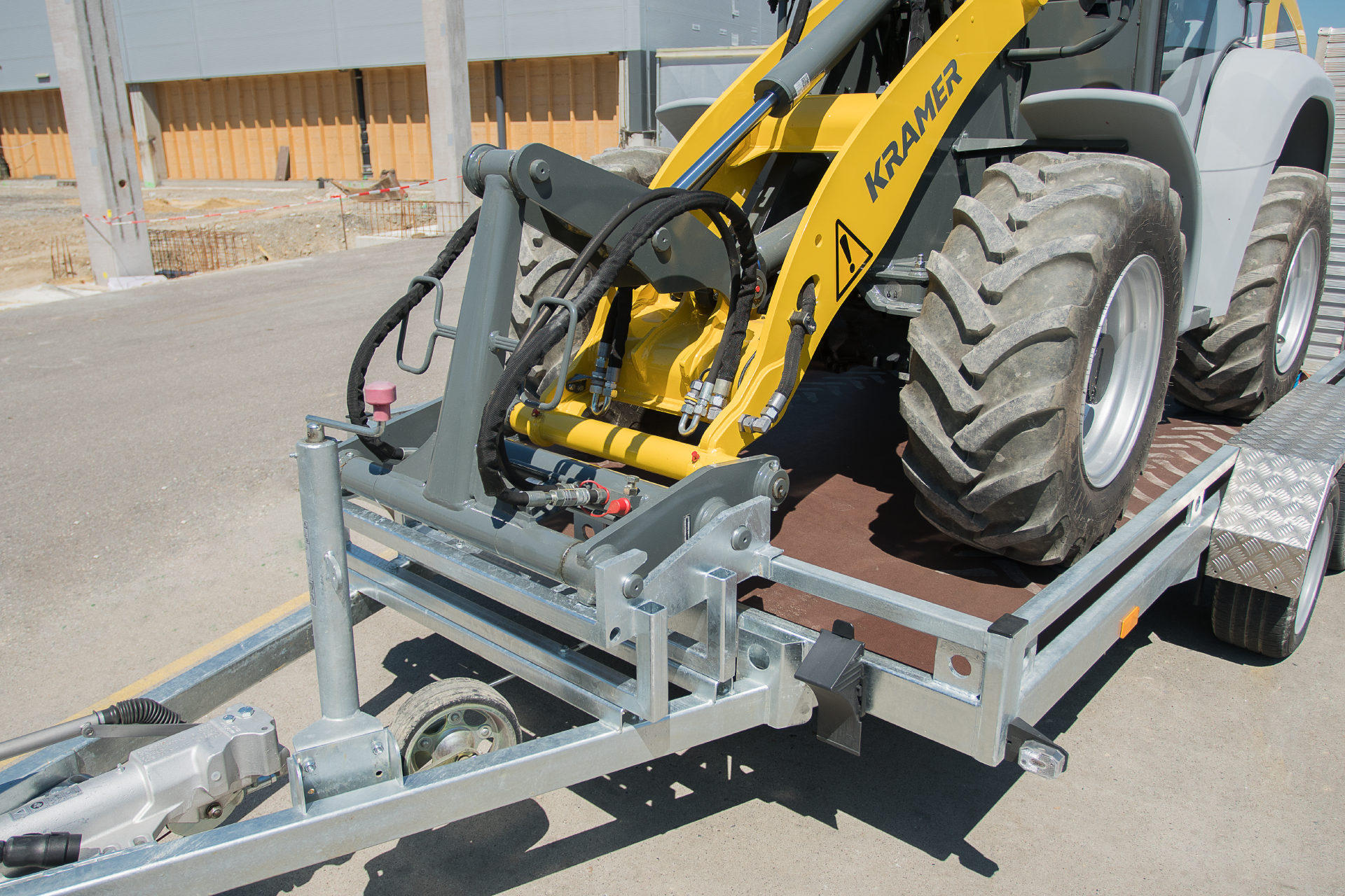 The Kramer wheel loader 5050 with locked quickhitch plate on a trailer.
