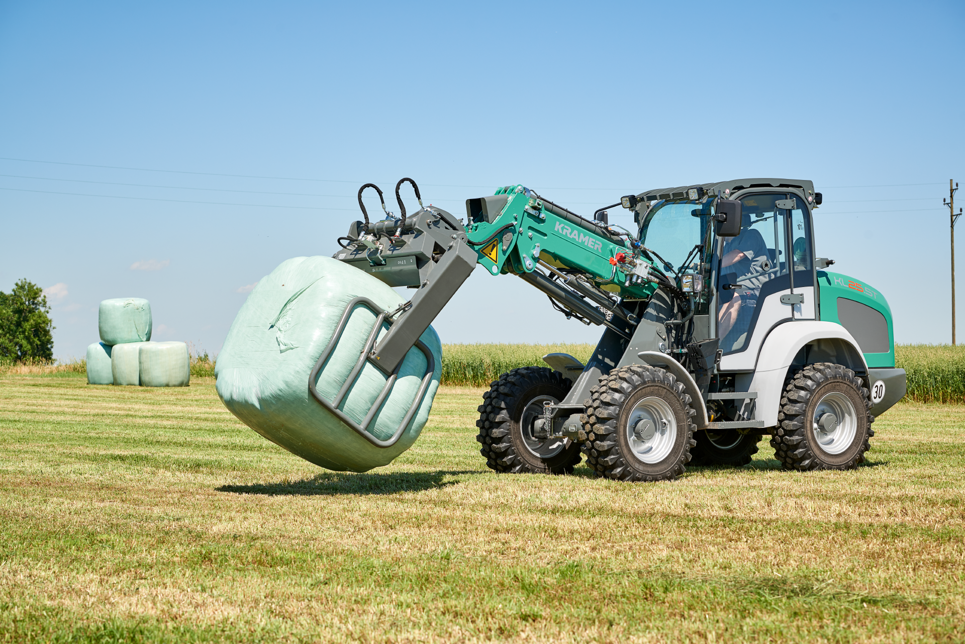 The Kramer telescopic wheel loader KL25.5T while transporting bales.