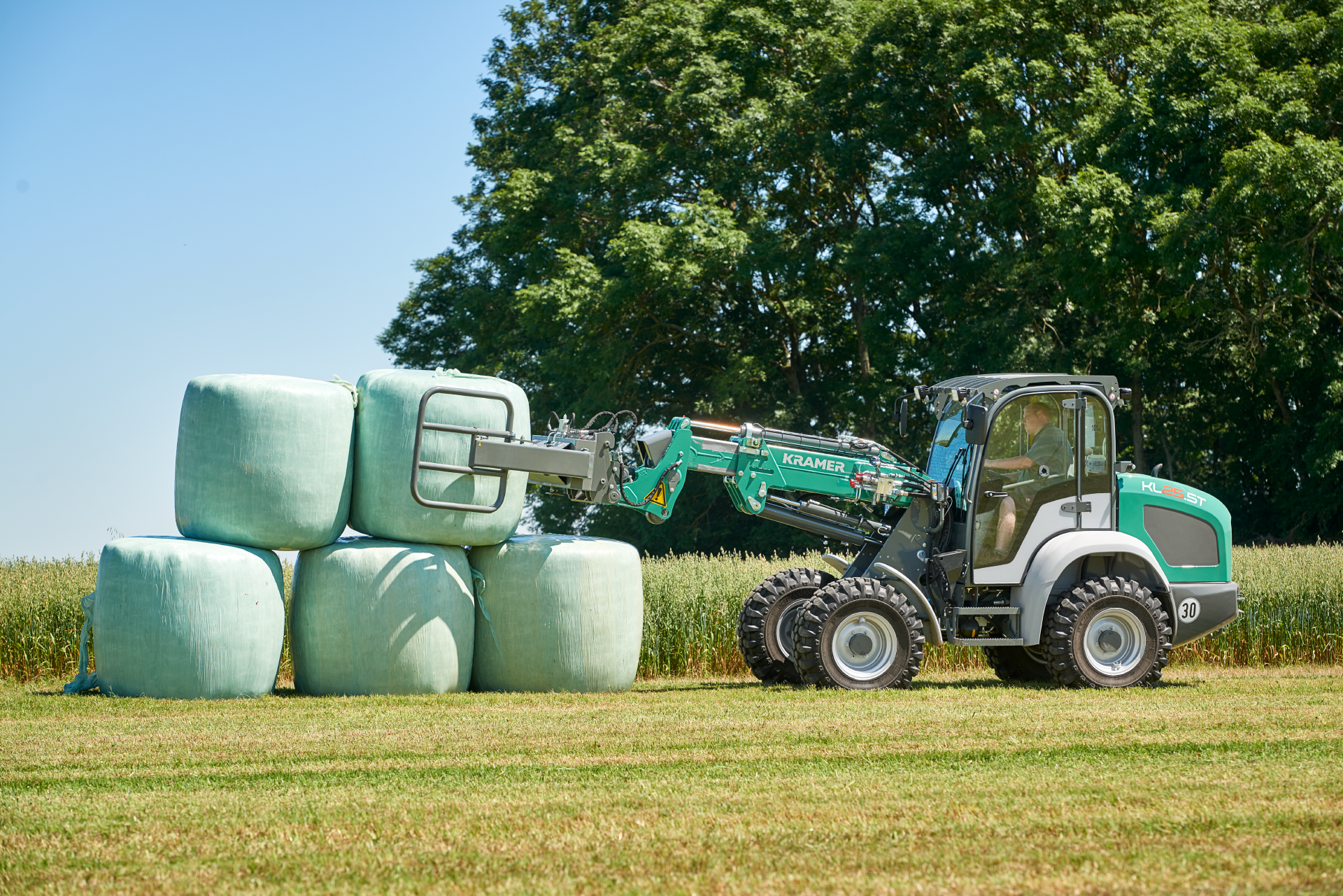 The Kramer telescopic wheel loader KL25.5T while stacking straw bales.