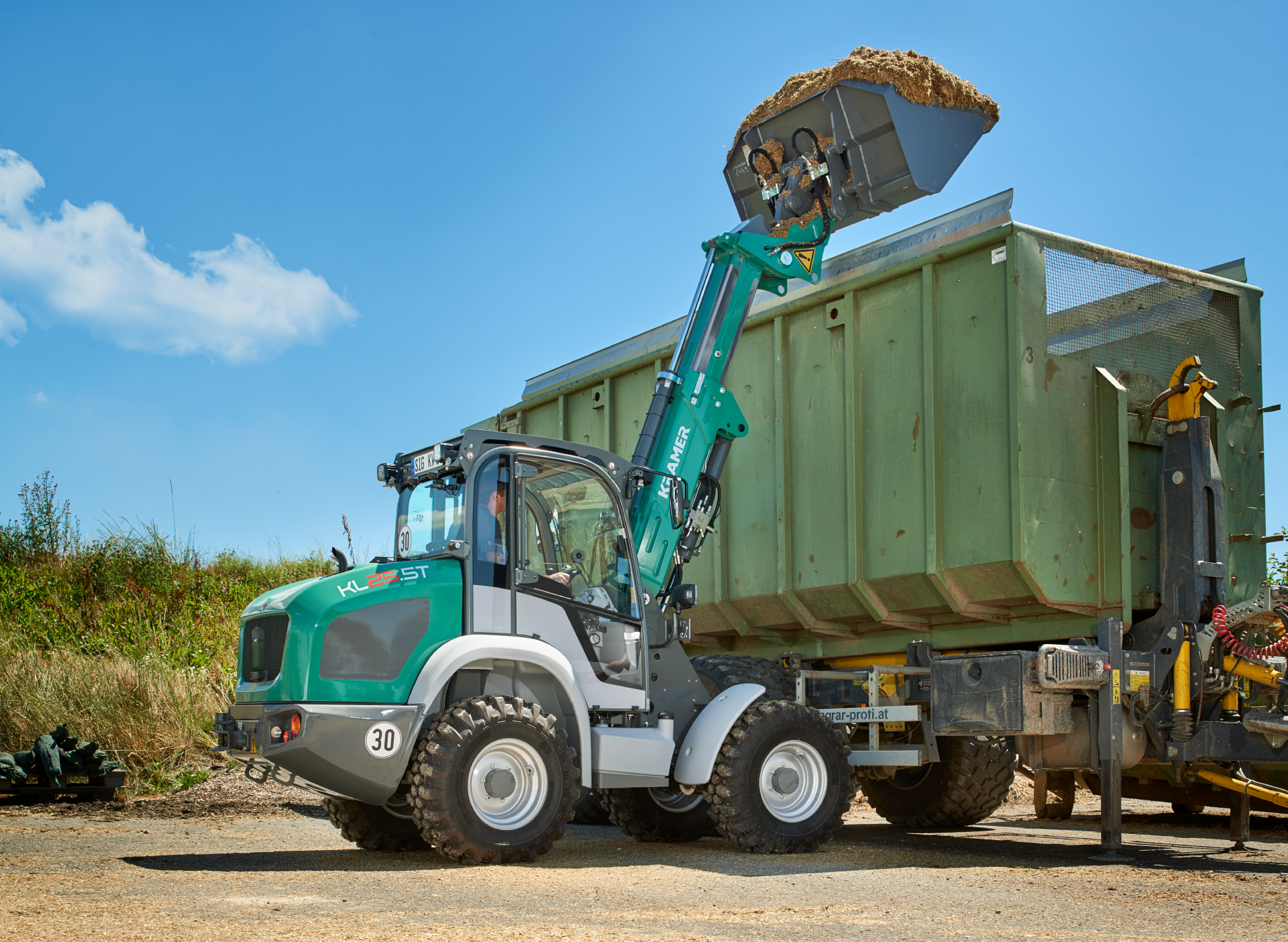 The Kramer telescopic wheel loader KL25.5T while loading a container.