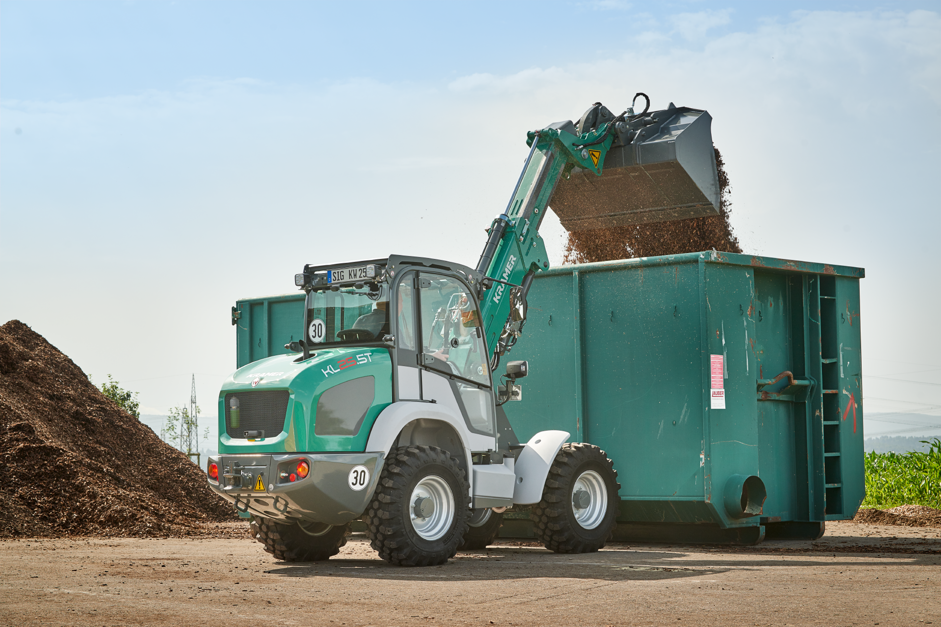 The Kramer telescopic wheel loader KL25.5T while filling a container.