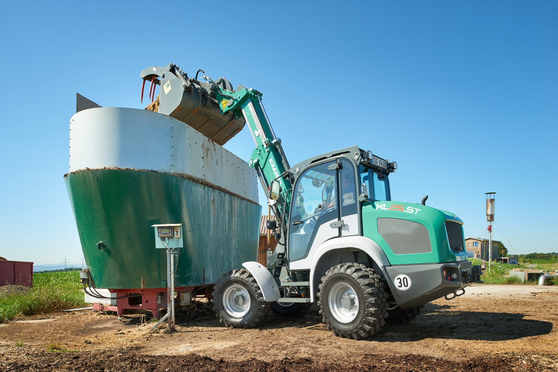The Kramer telescopic wheel loader KL25.5T while filling a feeder mixer.