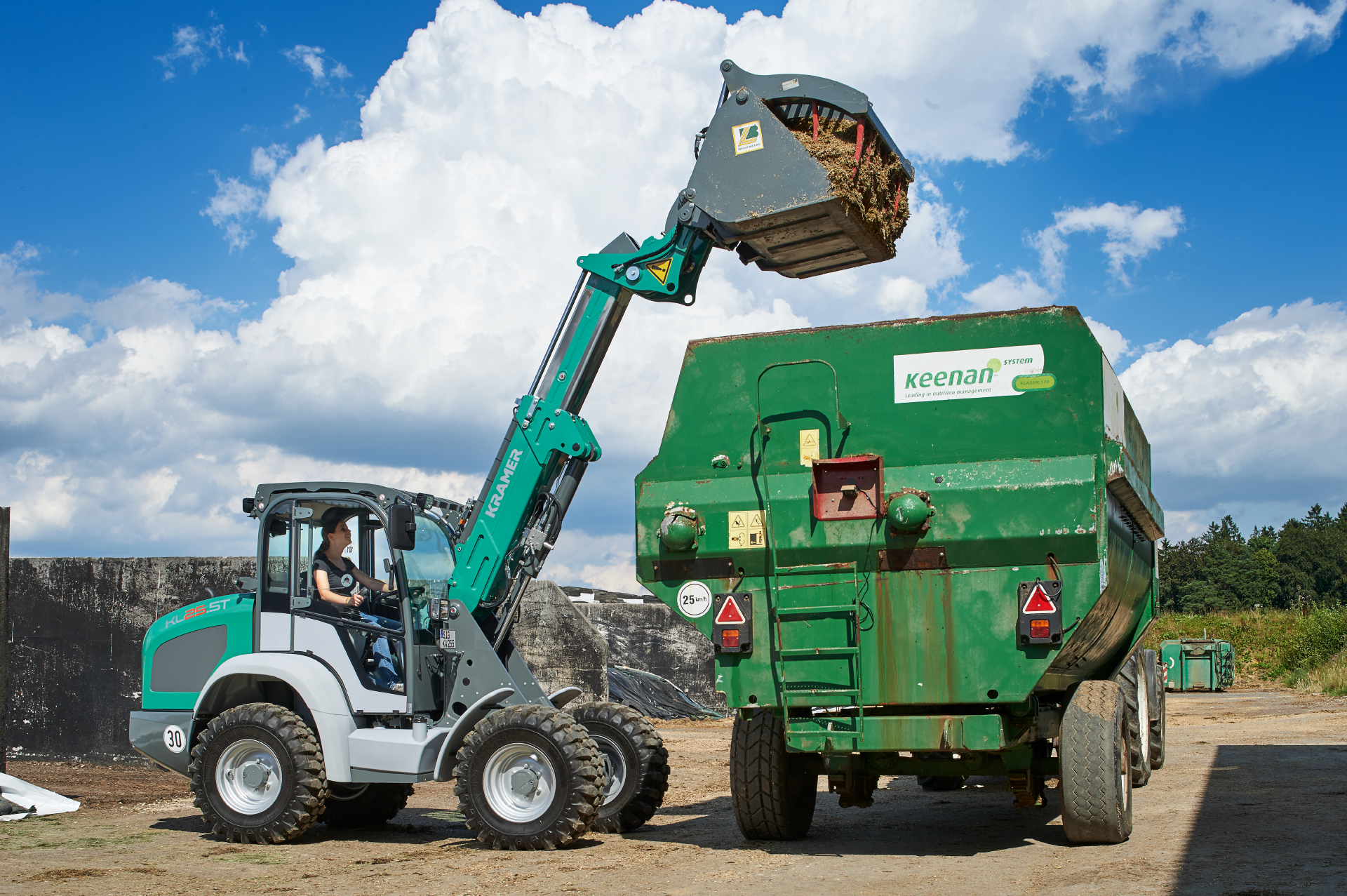The Kramer telescopic wheel loader KL25.5T while loafding a feeder mixer.
