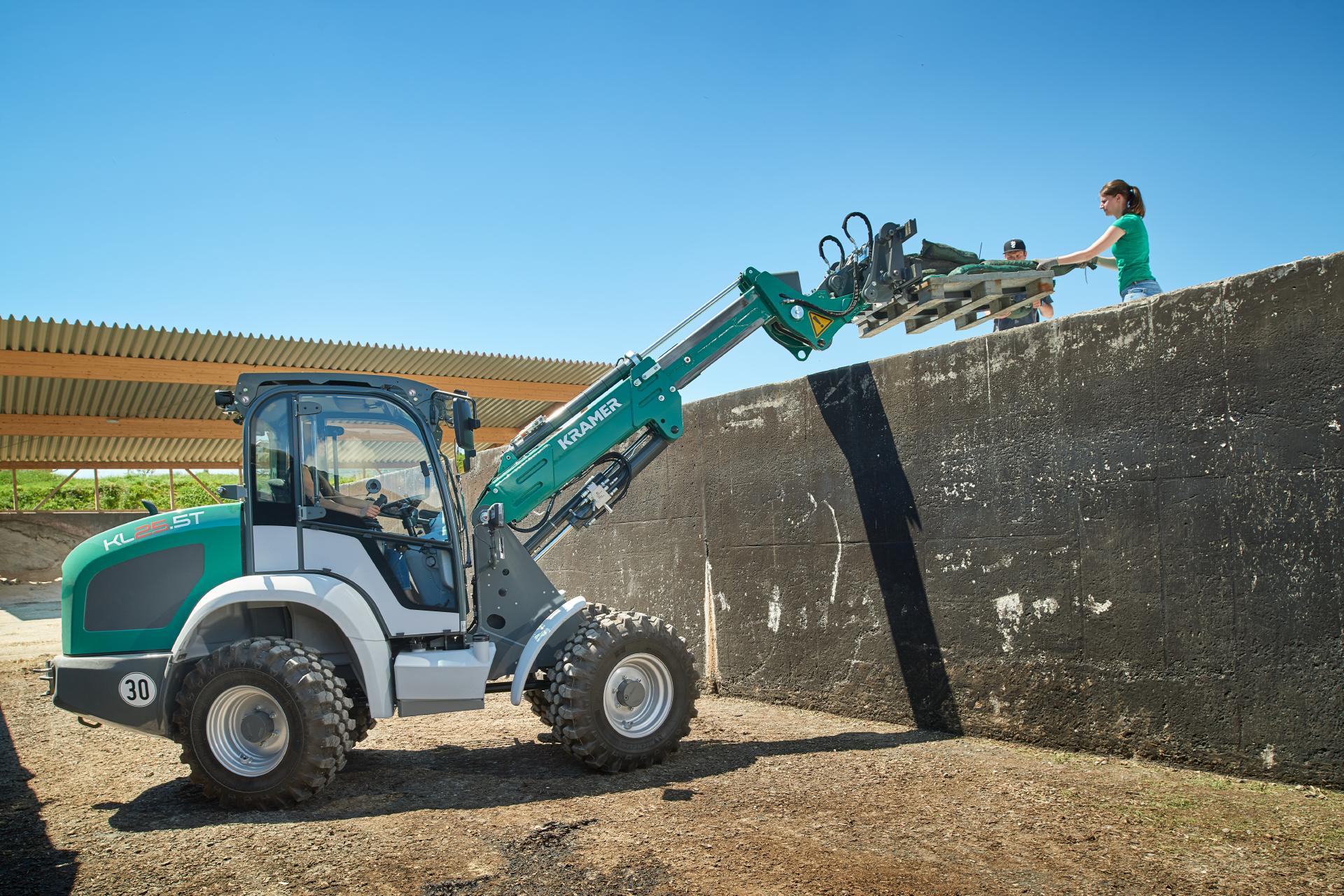 The Kramer telescopic wheel loader KL25.5T is showing its transport variety.