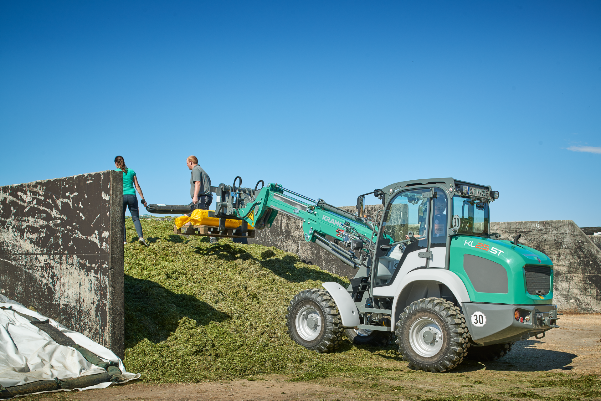 The Kramer telescopic wheel loader KL5.5T while loading.