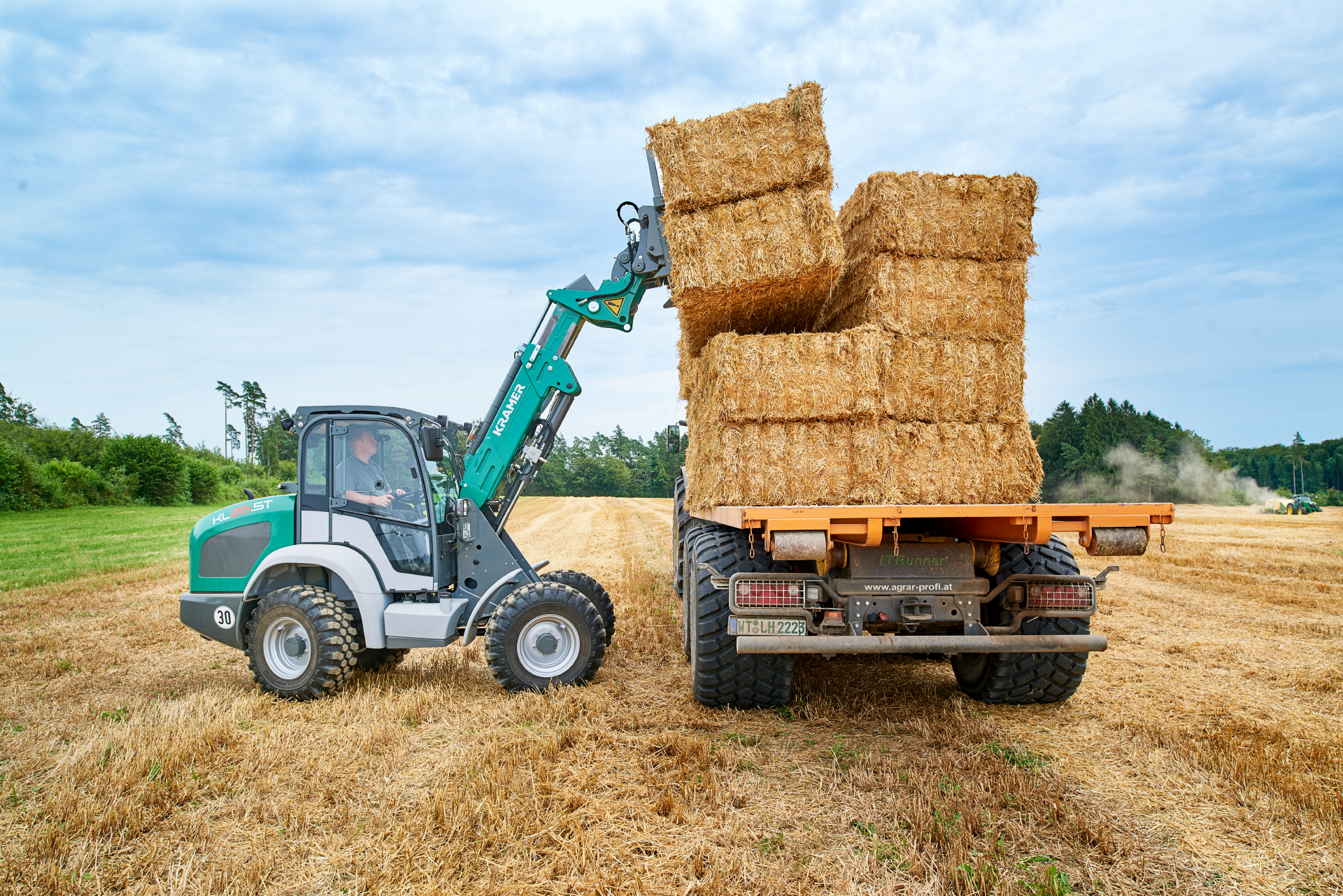 The Kramer telescopic wheel loader KL25.5T while stacking straw.