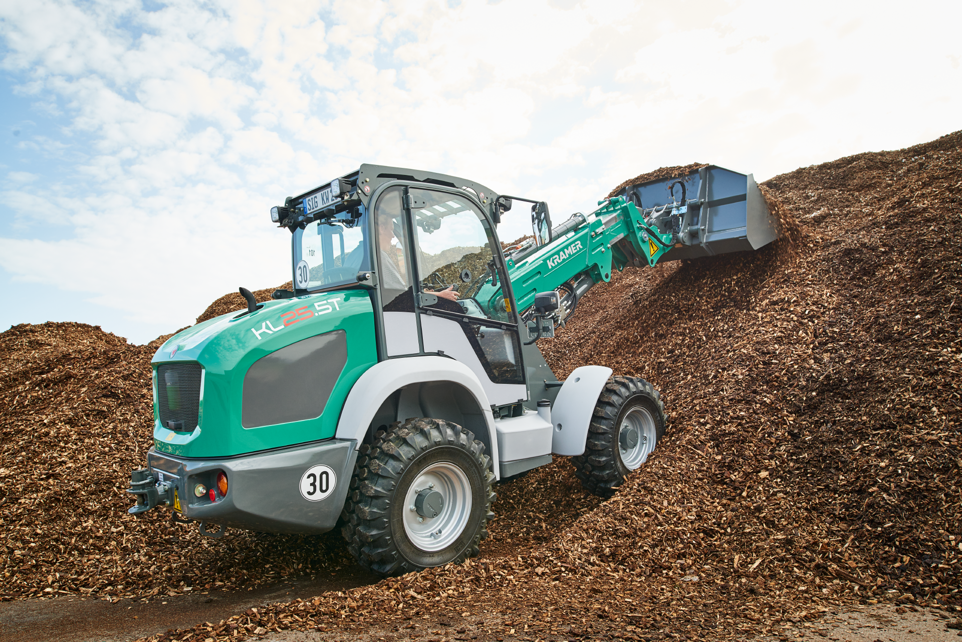 The Kramer telescopic wheel loader KL25.5T while working with wood chips.