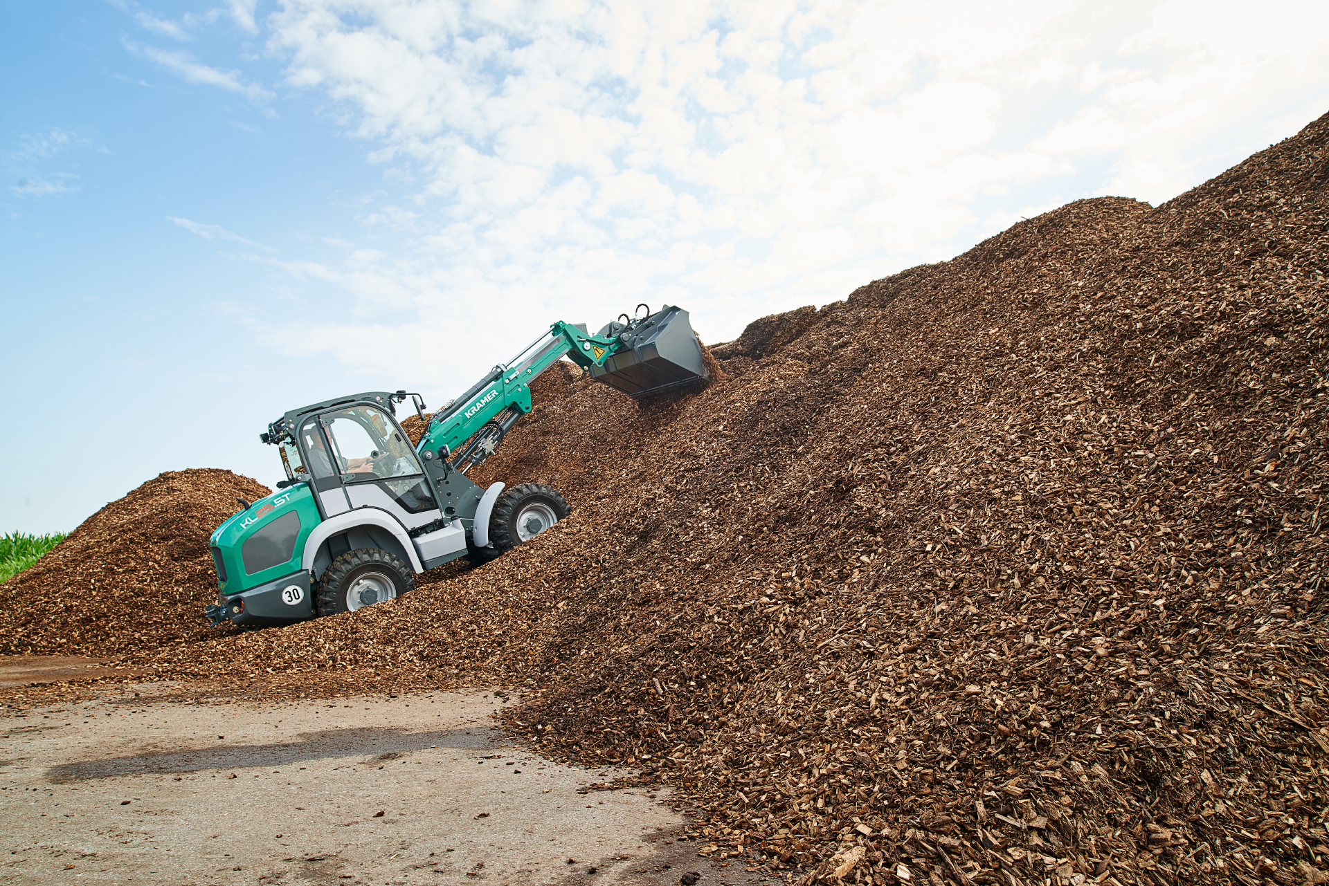 The Kramer telescopic wheel loader KL25.5T while transporting wood chips.