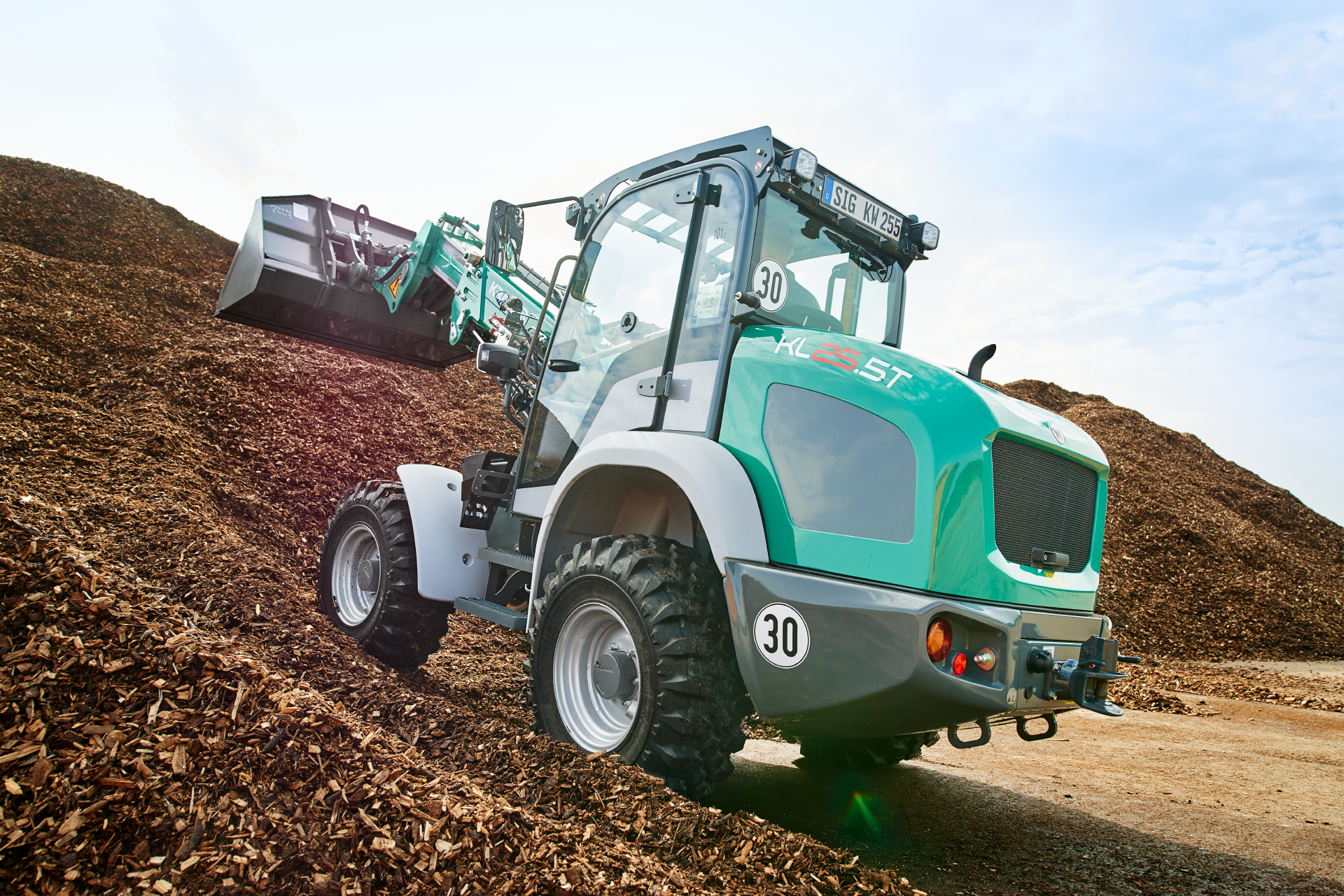 The Kramer telescopic wheel loader KL25.5T while loading wood chips.