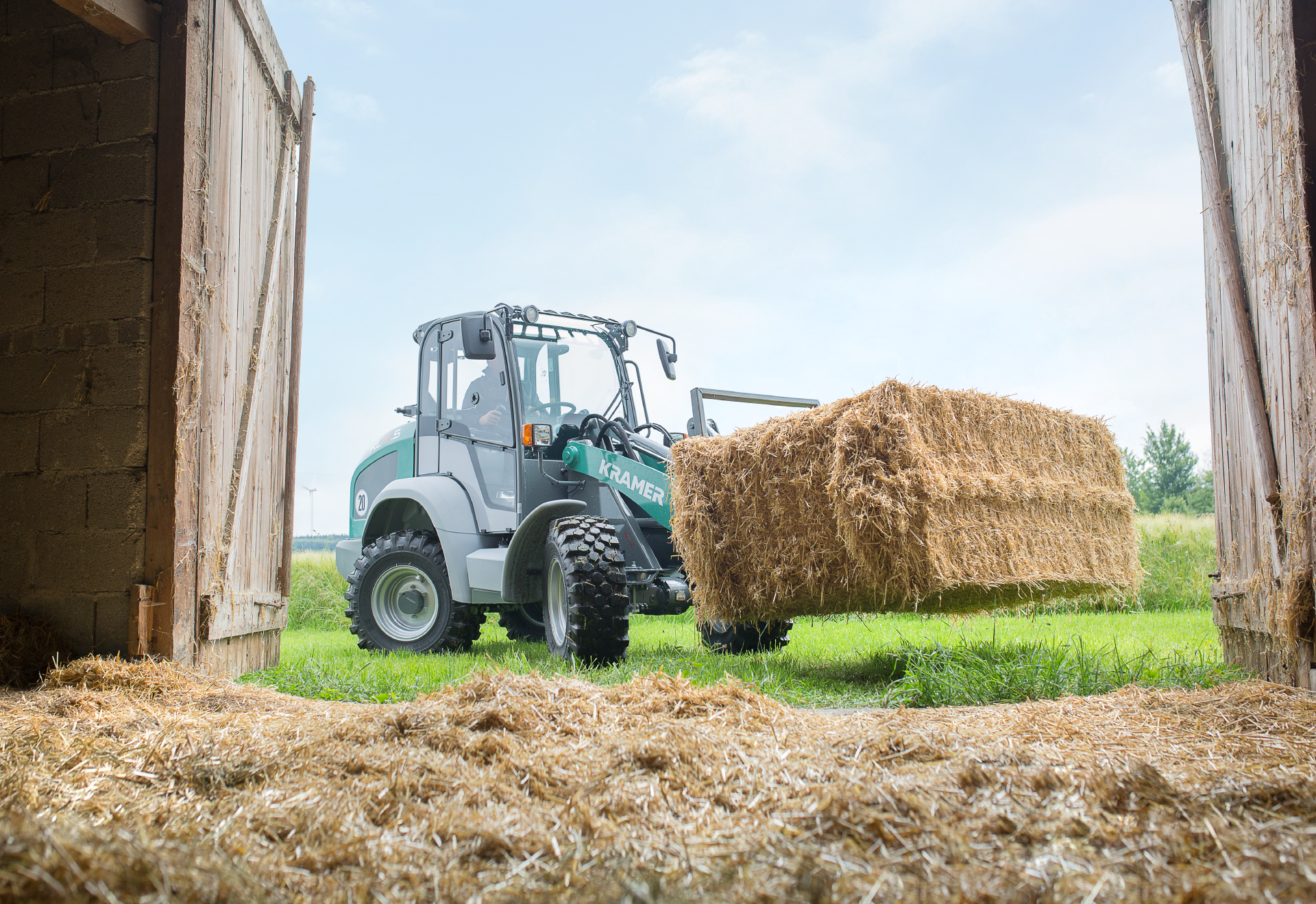 The Kramer wheel loader KL18.5 while manoeuvring with straw.