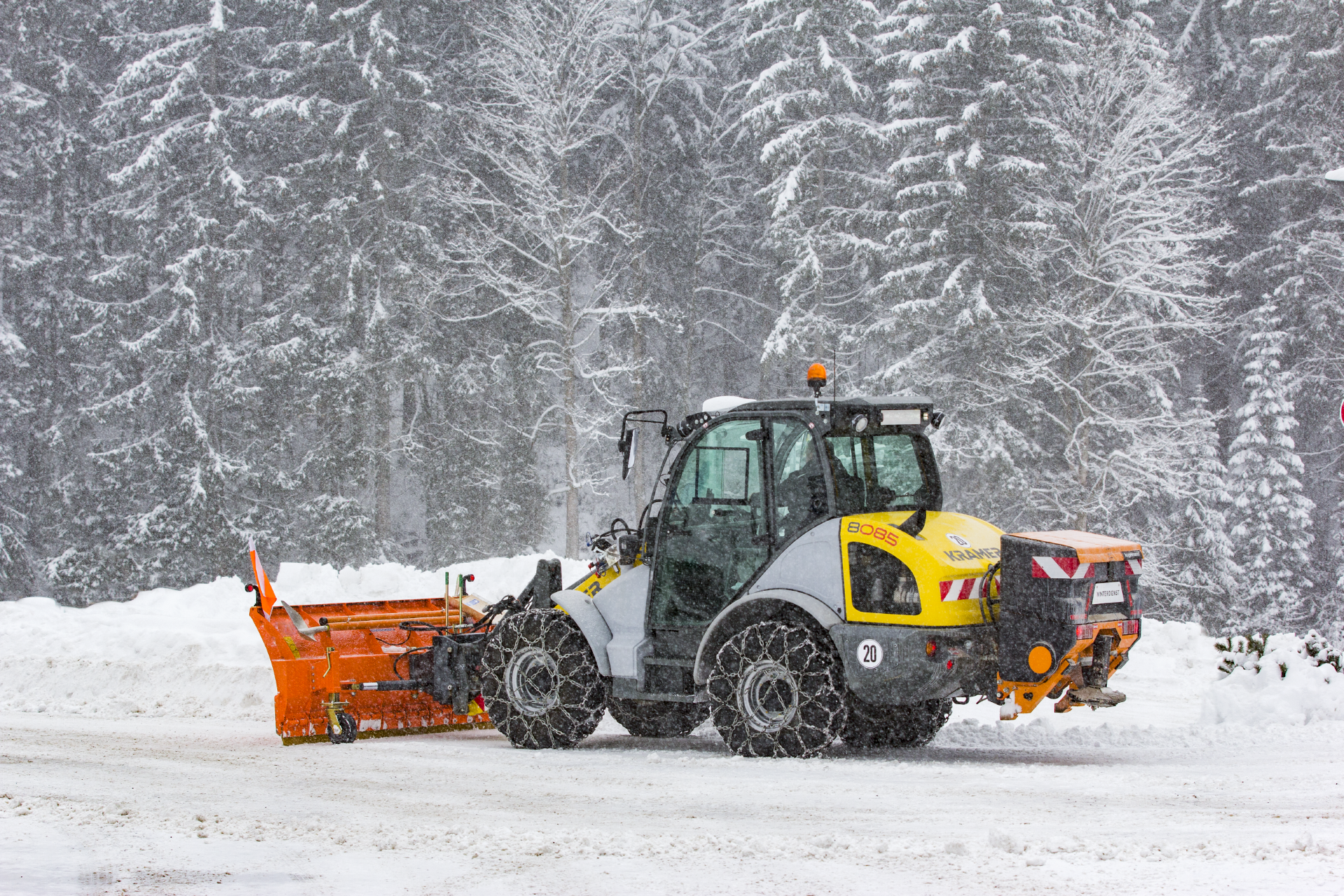 The Kramer wheel loader 8085 while clearing snow.