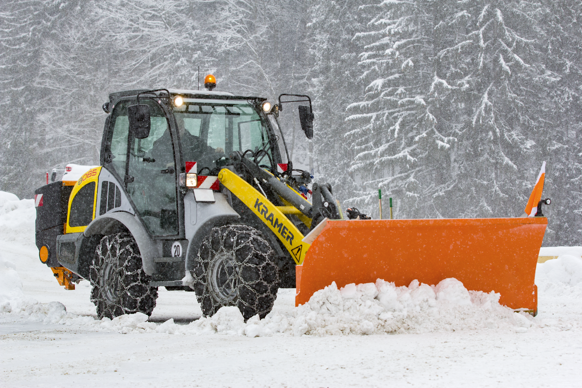 The Kramer wheel loader 8085 while operating in the snow.