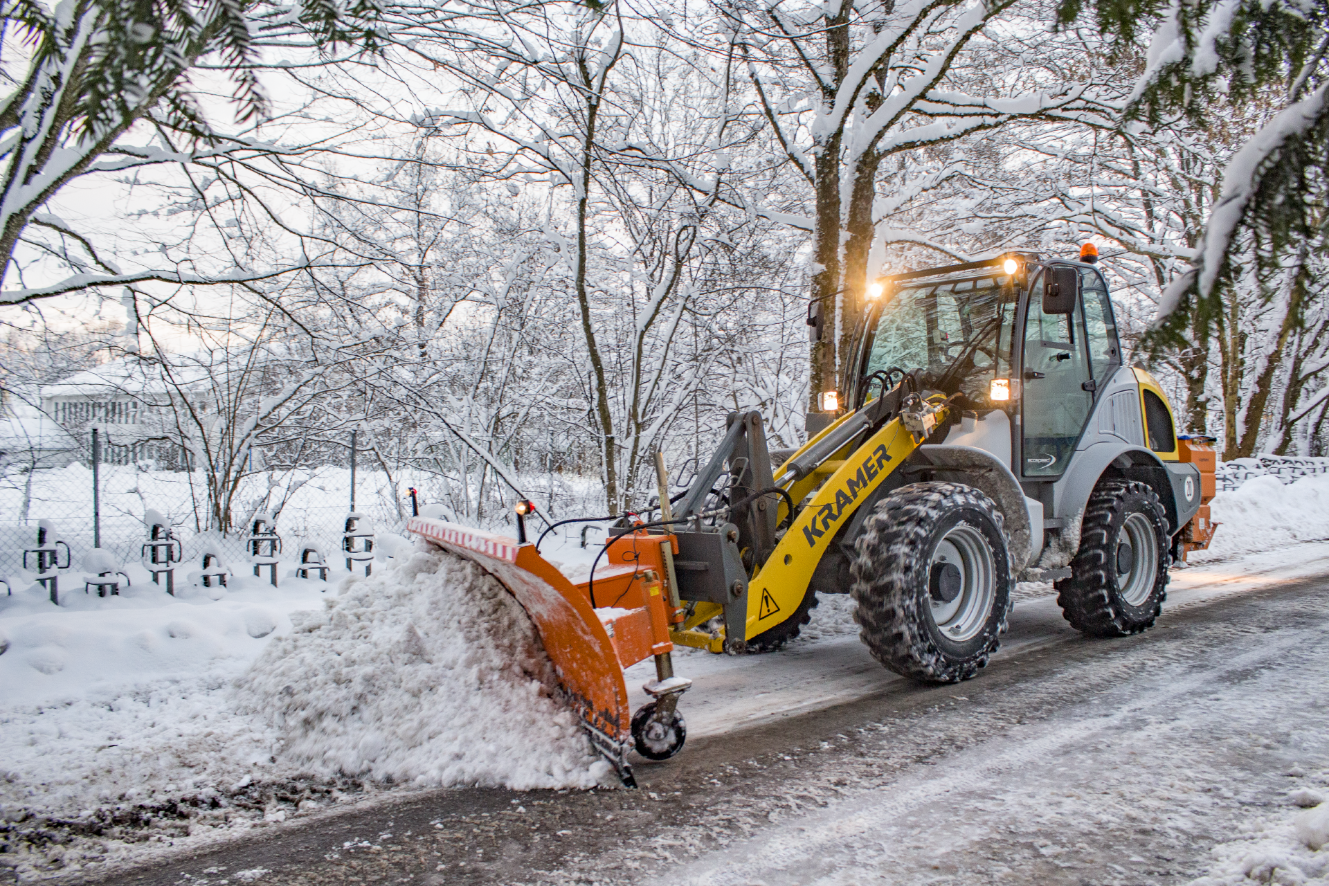 The Kramer wheel loader 8085 while clearing a street in winter.