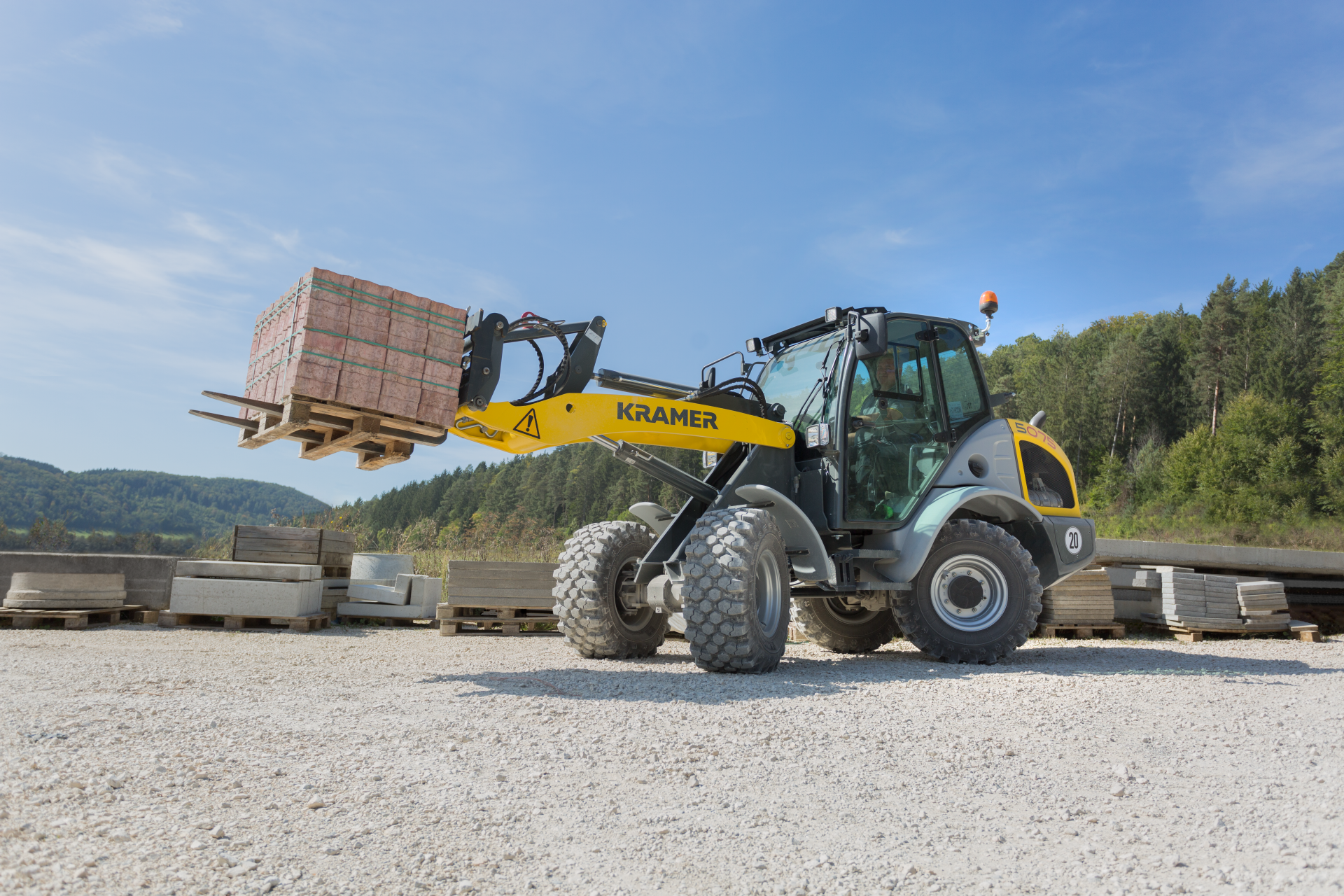 The Kramer wheel loader 5075 while transporting a stone pallet.