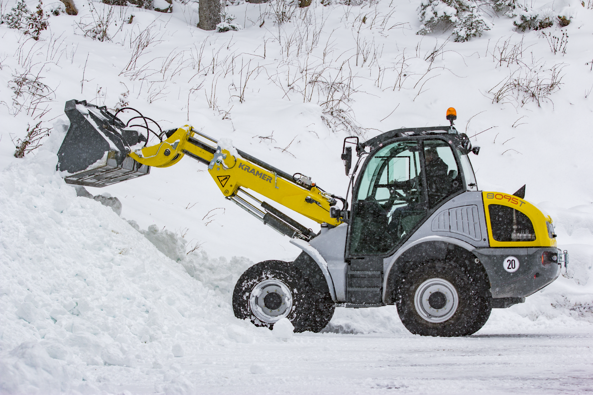 The Kramer telescopic wheel loader 8095T while working in winter service.
